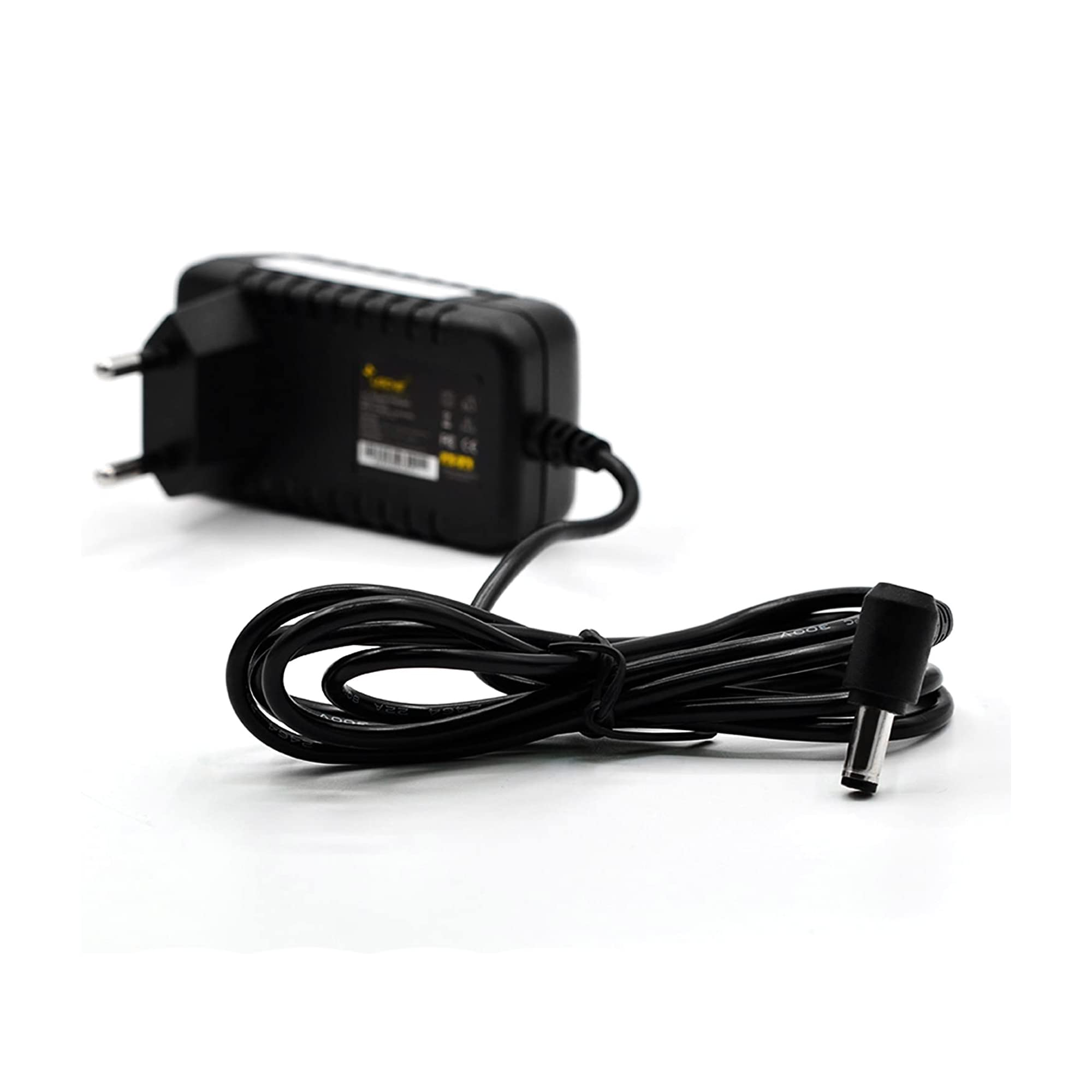Schwarzes Netzteil mit europäischem Stecker und angeschlossenem Kabel auf weißer Oberfläche.