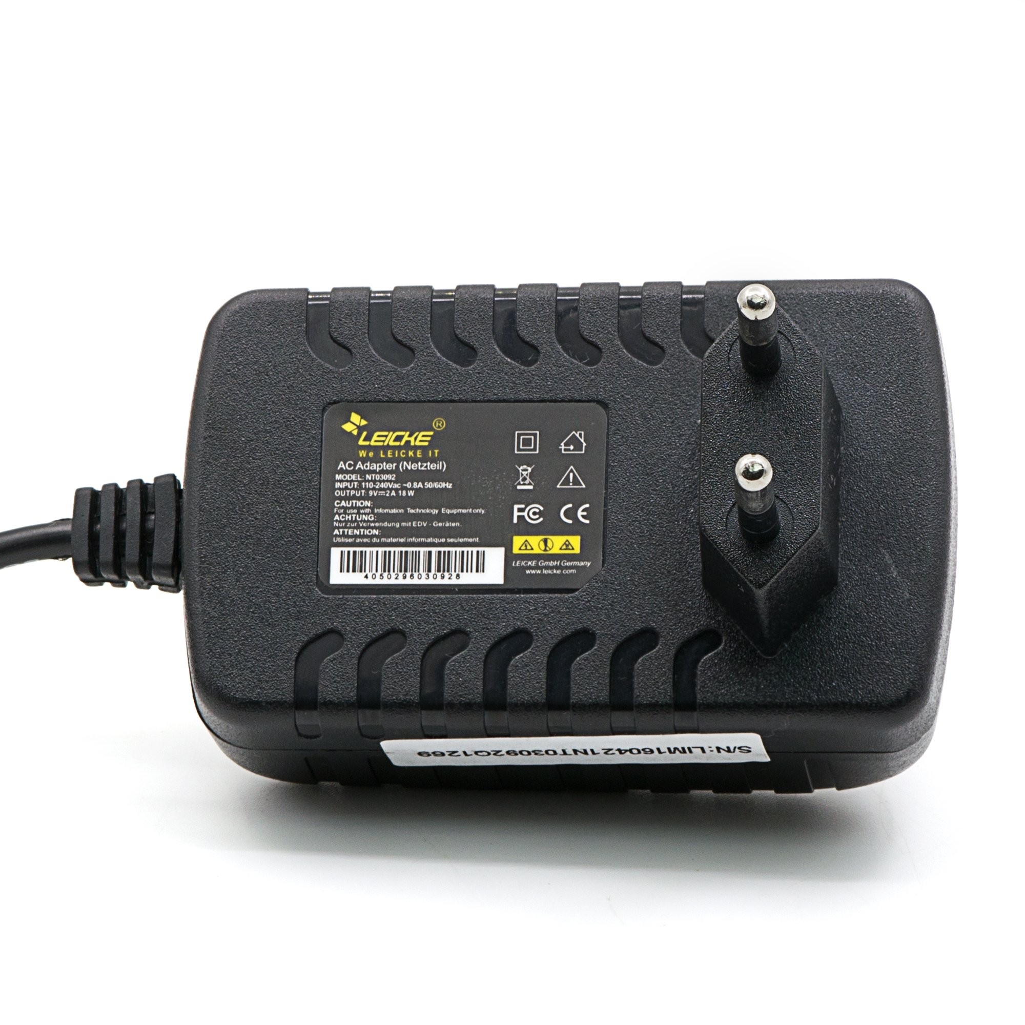 Schwarzer AC-Adapter mit Etikett. Er hat einen Stecker und ein Kabel. Das Etikett enthält Markenname und Modelldetails.