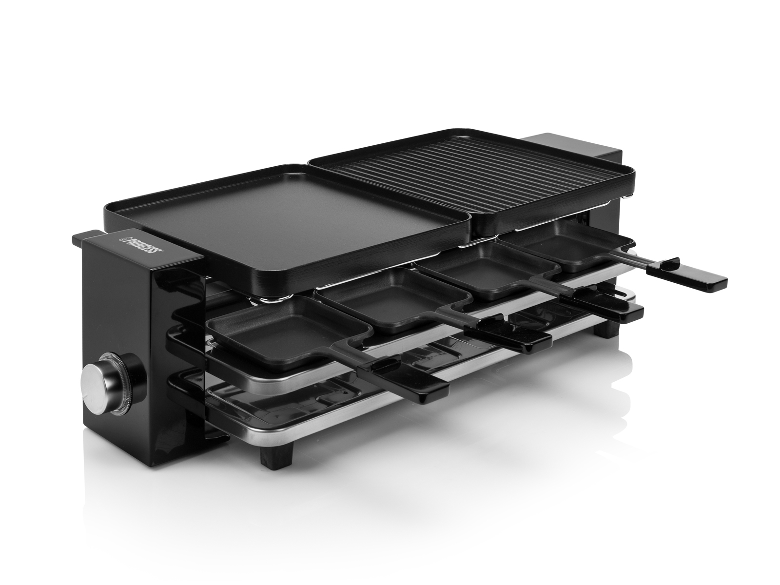 Schwarzer Raclette-Grill mit mehreren Pfannen, auf weißem Hintergrund. Isolierte, detaillierte Ansicht.