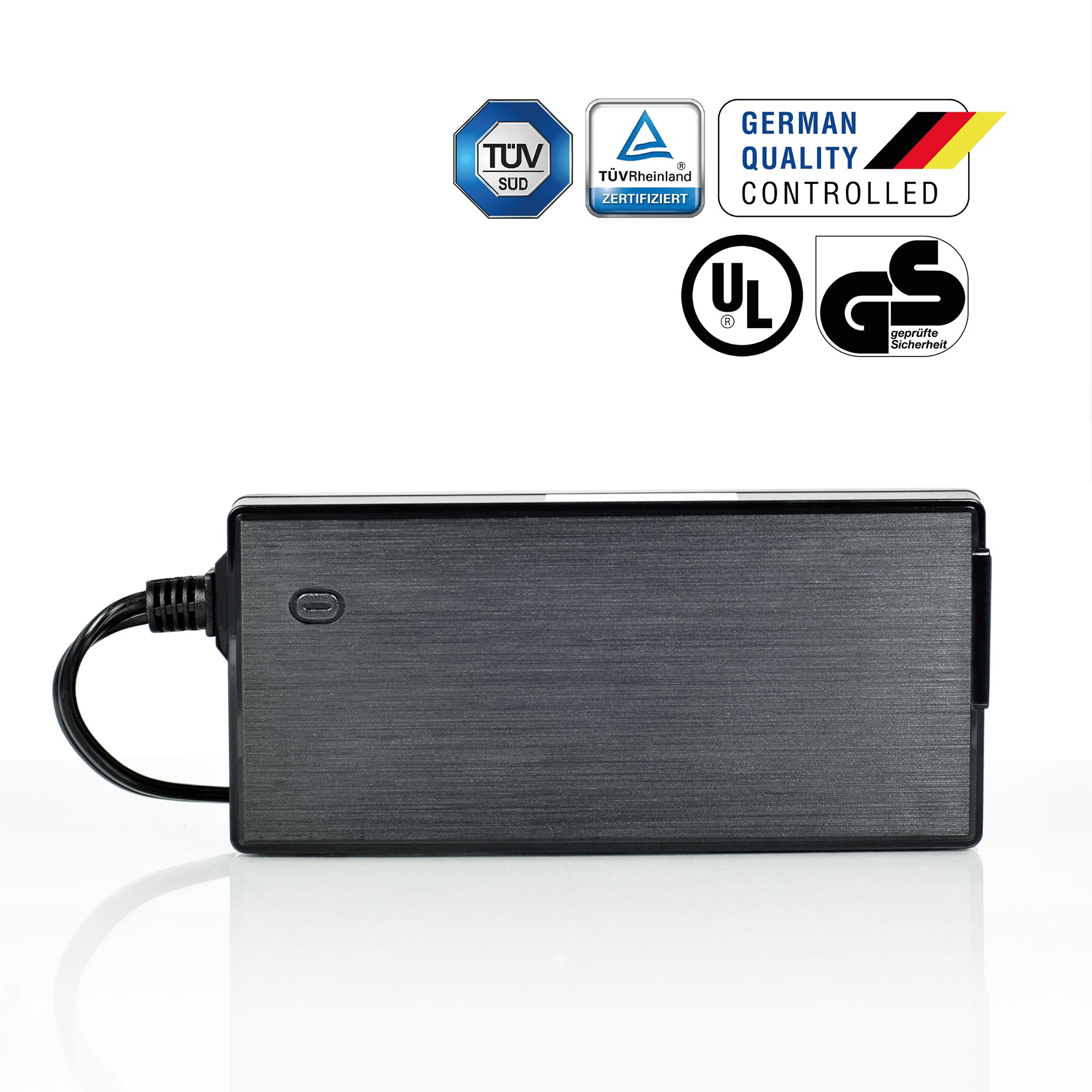 Schwarzer rechteckiger Netzadapter mit Logos, isoliert auf Weiß.