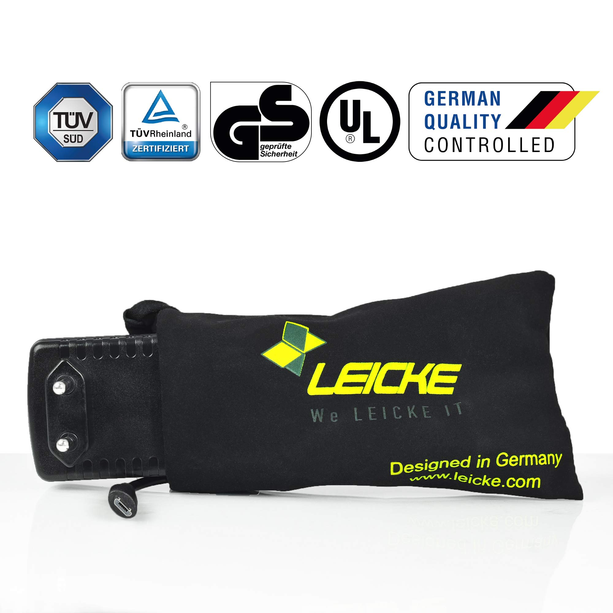 Ein schwarzer Reiseadapter in einem schwarzen Beutel mit Logos. Mehrere Zertifizierungen werden gezeigt.