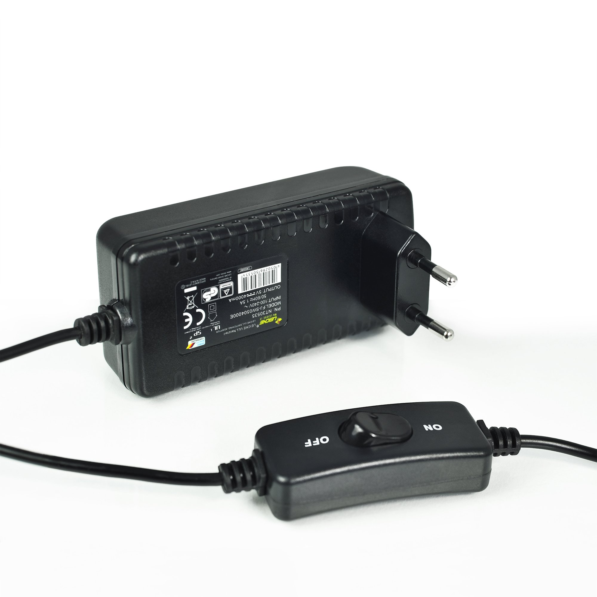Schwarzer Netzadapter mit Schalter und Stecker auf weißem Hintergrund.