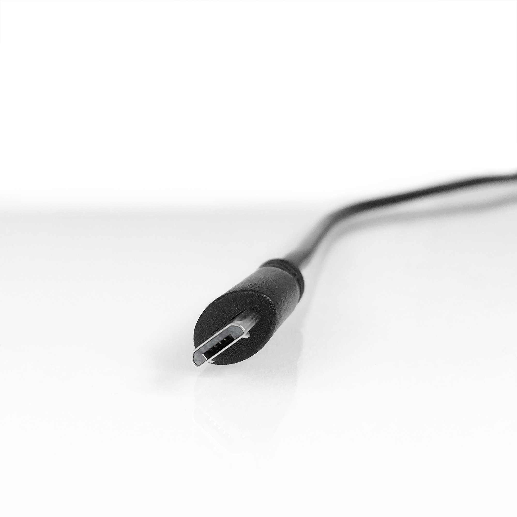 Nahaufnahme eines schwarzen USB-Kabelanschlusses auf weißem Hintergrund.