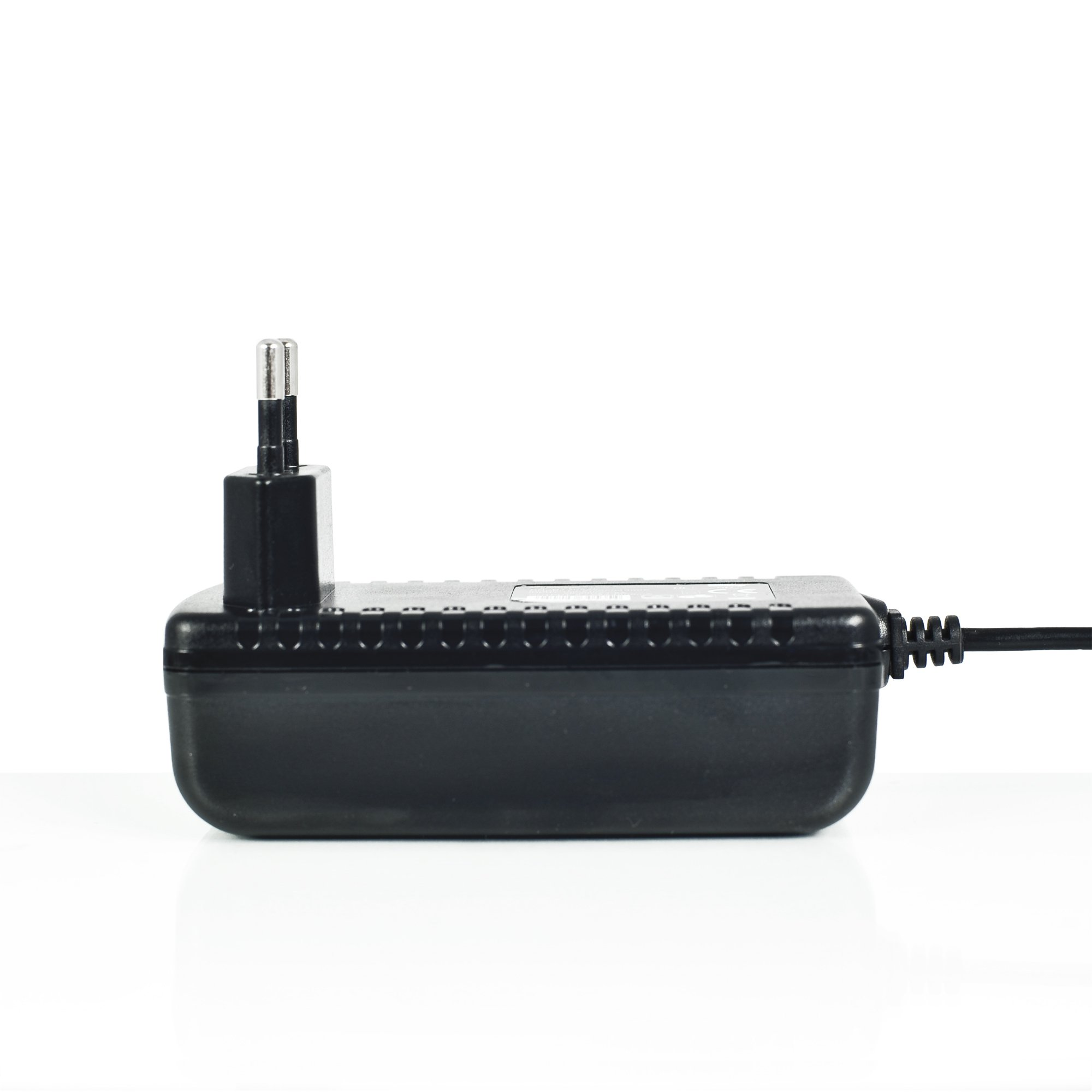Schwarzes Netzteil mit Stecker und Kabel auf weißer Oberfläche.