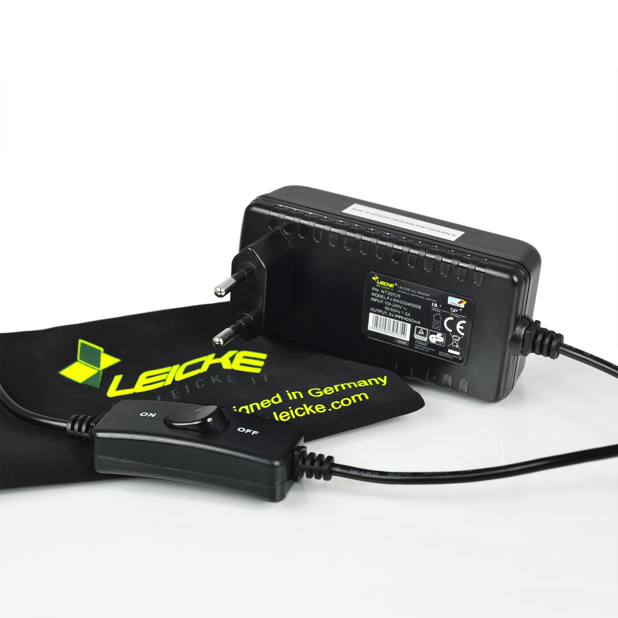 Schwarzer AC-Adapter mit Schalter, Netzkabel und einem Beutel der Marke Leicke.