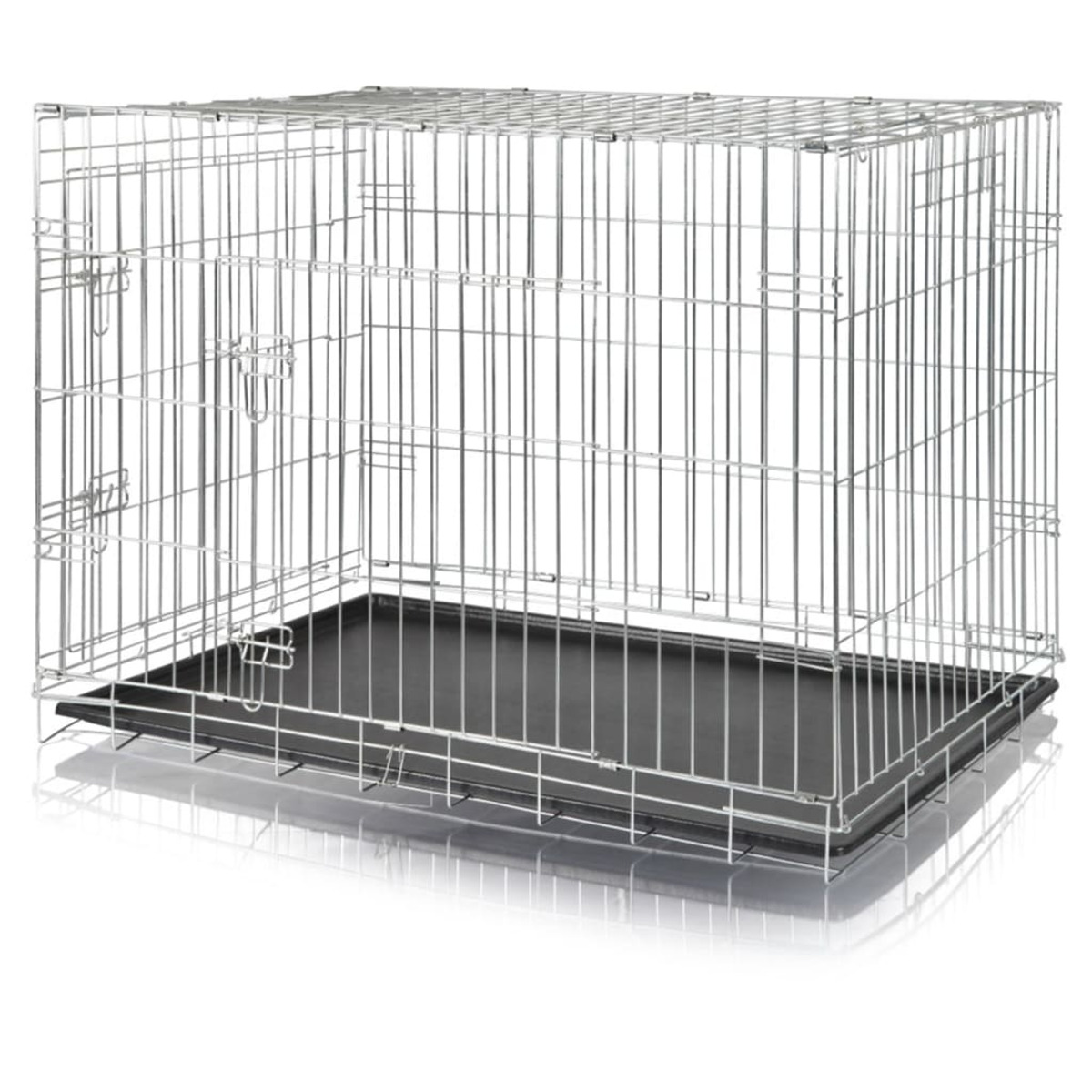 Eine silberne Metall-Hundebox mit einer schwarzen Kunststoffschale am Boden, vor weißem Hintergrund.