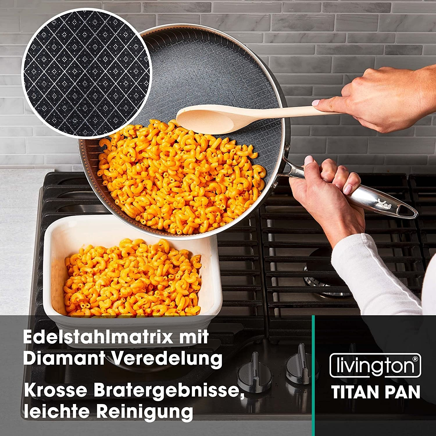 Eine Pfanne gießt orangefarbene Nudeln in eine weiße Schüssel auf einem schwarzen Herd. Eine Detailaufnahme zeigt das Muster der Pfanne.