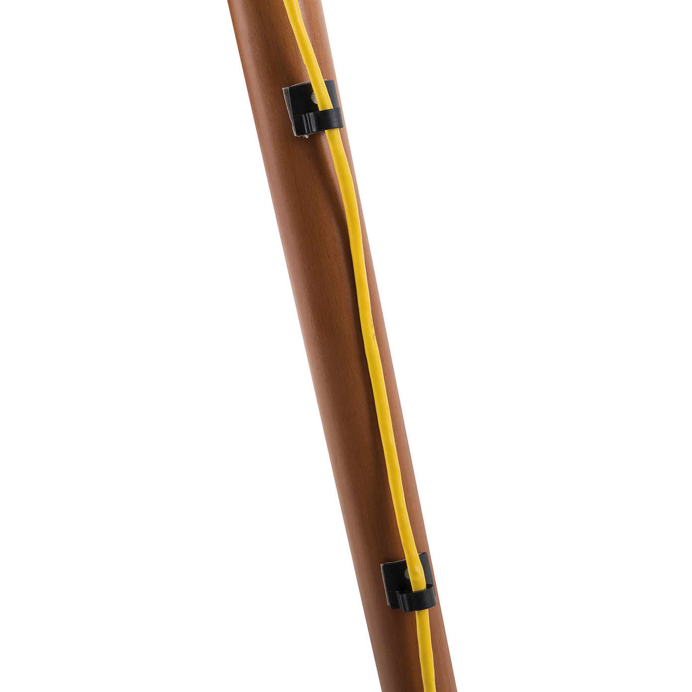 Ein brauner Holzpfahl mit einem gelben Kabel, das durch schwarze Kabelklemmen gesichert ist.
