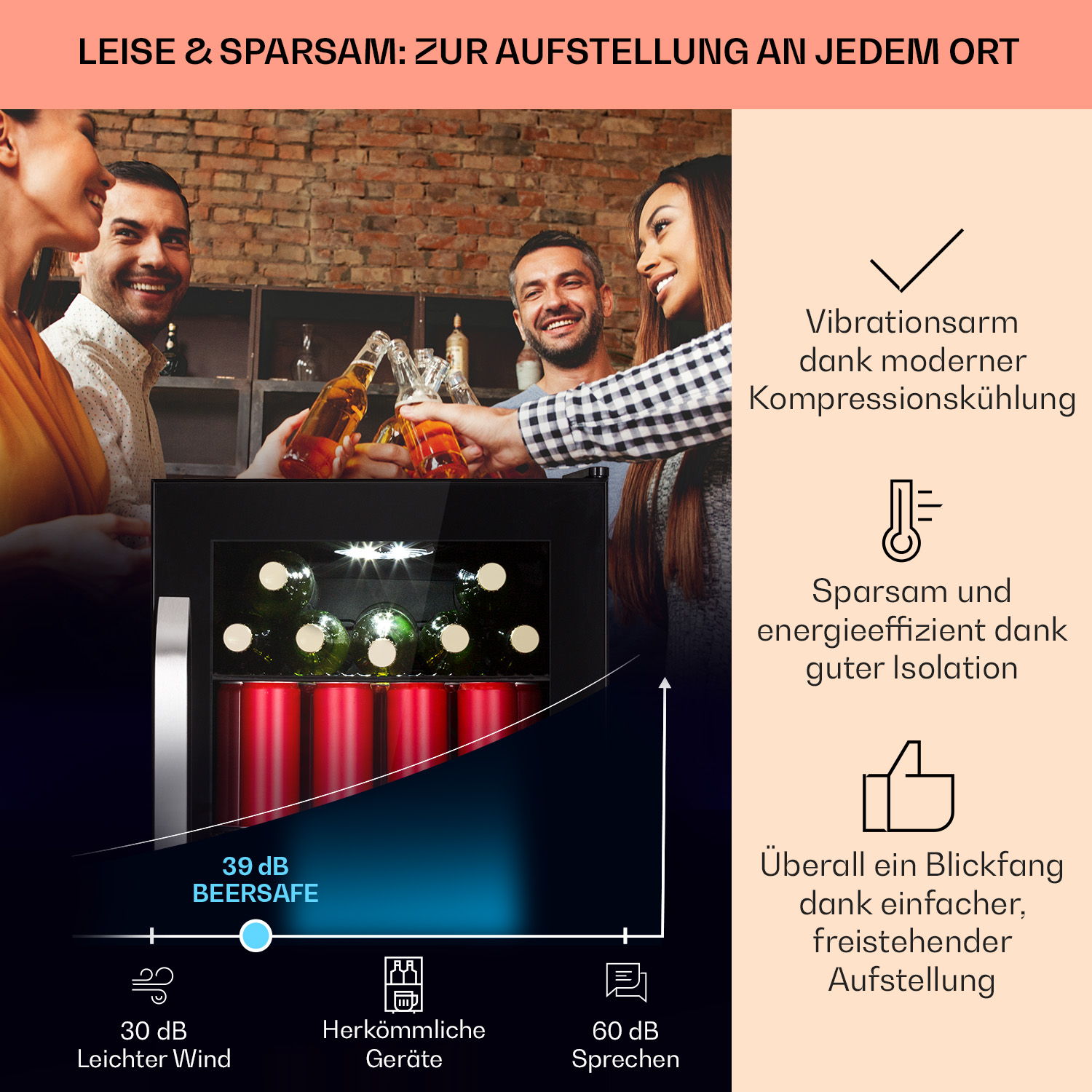 Personen stoßen mit Bierflaschen an, ein Weinkühler mit Flaschen und Text.