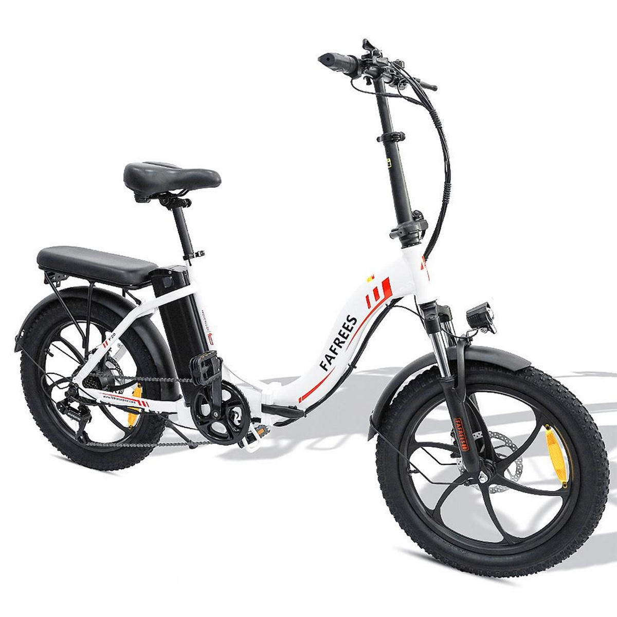 Weiß-rotes Elektrofahrrad. Es hat schwarze Reifen und einen schwarzen Sitz. Der Markenname ist sichtbar.