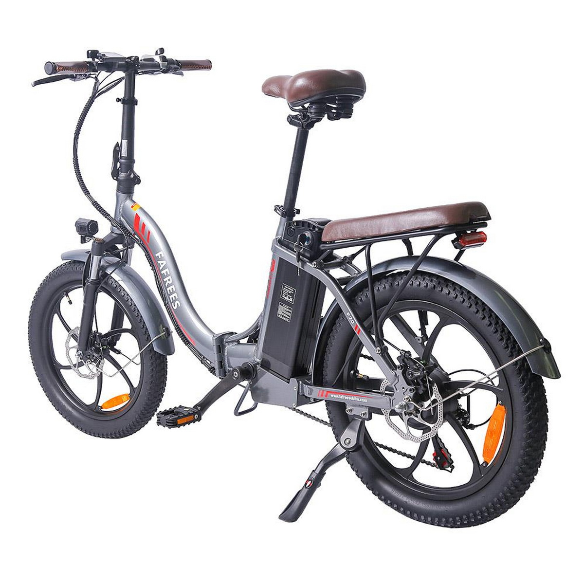 Graues und schwarzes Elektrofahrrad mit braunem Sattel und Lenker, auf weißem Hintergrund.
