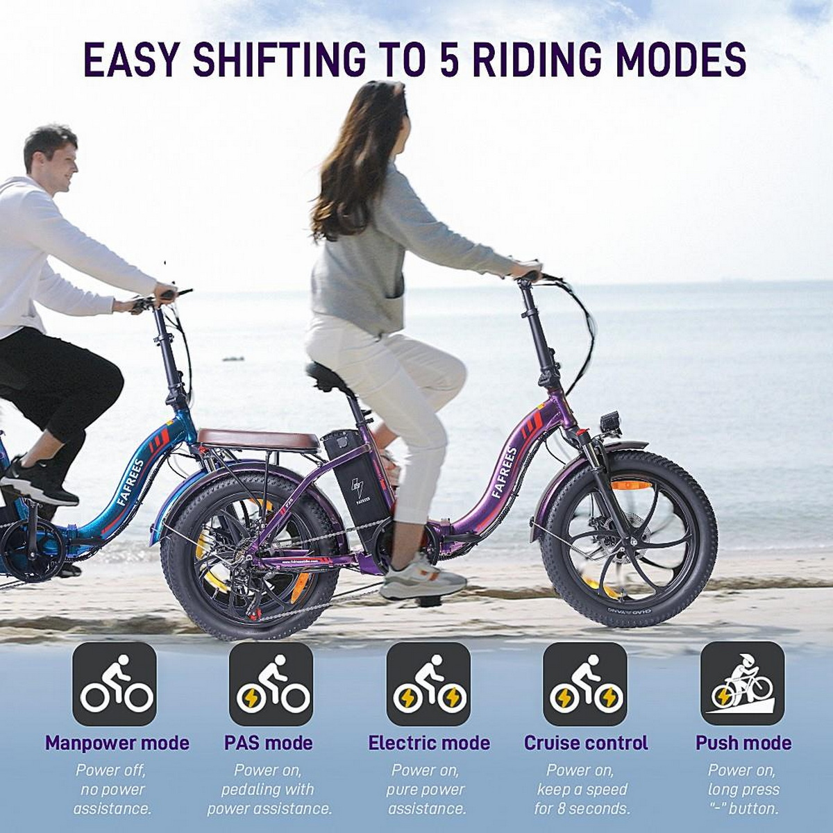 Zwei Personen fahren mit E-Bikes am Strand. Die Räder haben verschiedene Fahrmodi.