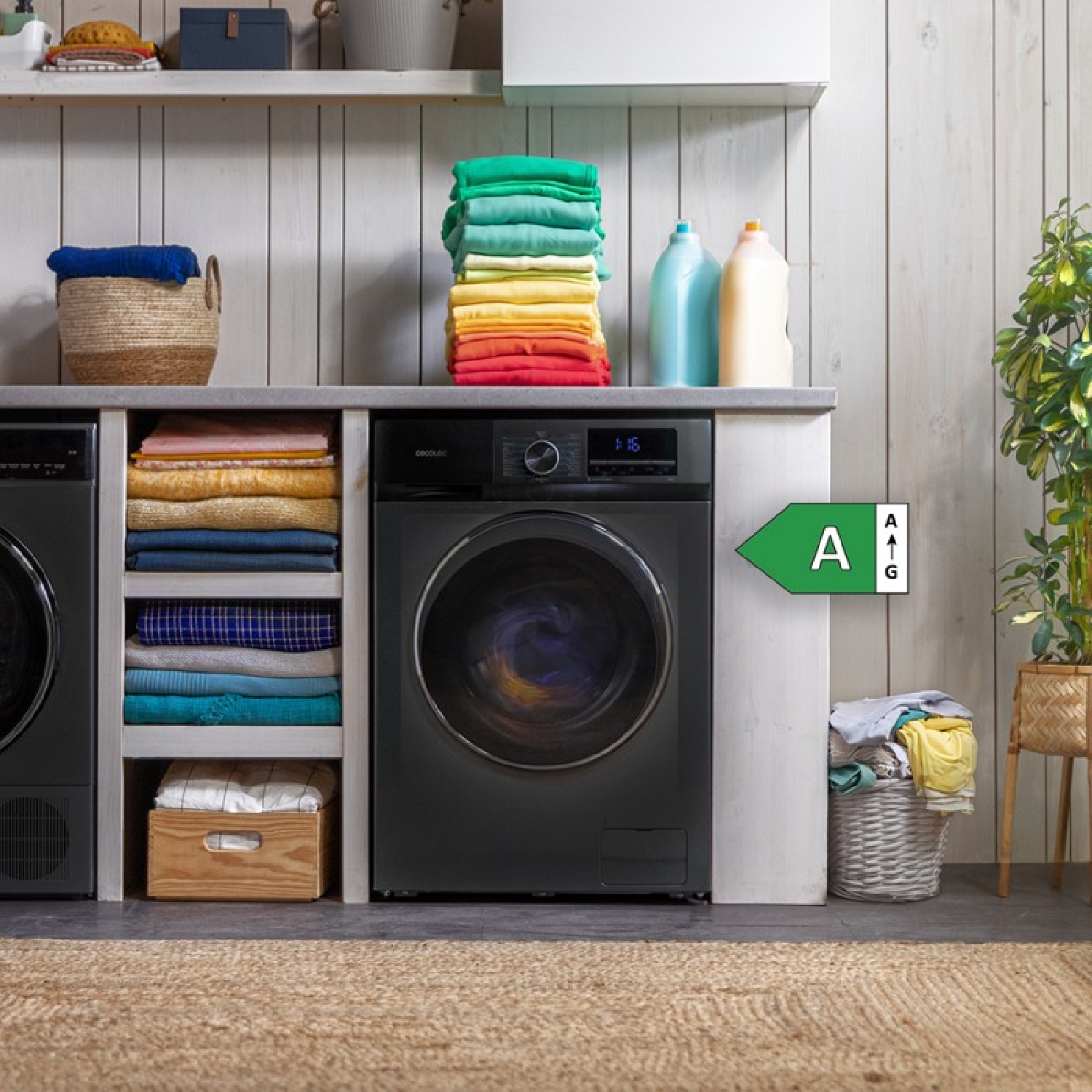 Czarna pralka w pralni. Stos kolorowych ubrań na półkach. Białe ściany i podłoga.