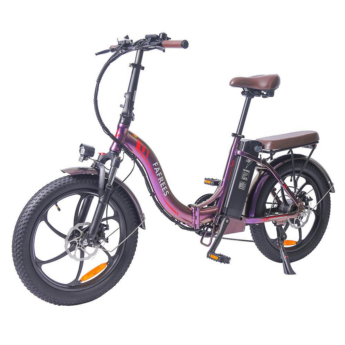 Lila zusammenklappbares Elektrofahrrad auf weißem Hintergrund. Es hat einen braunen Sitz und schwarze Reifen.