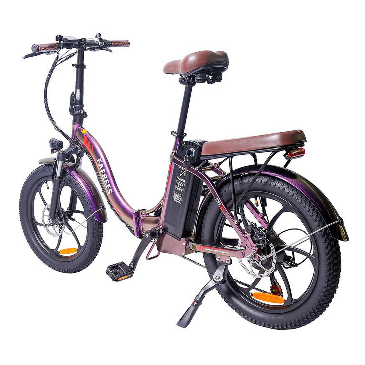 Lila Elektrofahrrad mit braunem Sitz, schwarzen Reifen und silbernen Akzenten. Weißer Hintergrund.