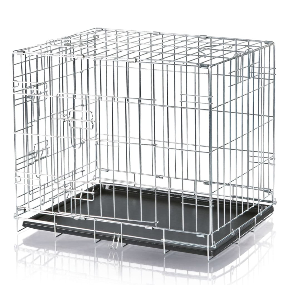 Silberfarbene Draht-Hundebox mit schwarzer Ablage am Boden. Die Box ist leer und steht auf einer weißen Oberfläche.
