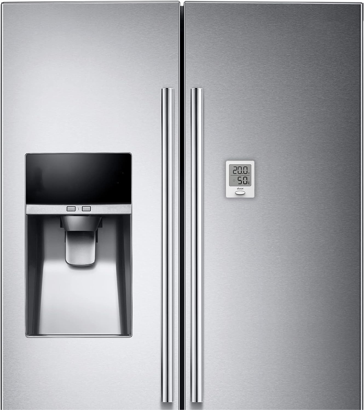 Ein Kühlschrank aus Edelstahl mit Wasserspender und Digitalanzeige an der Tür.