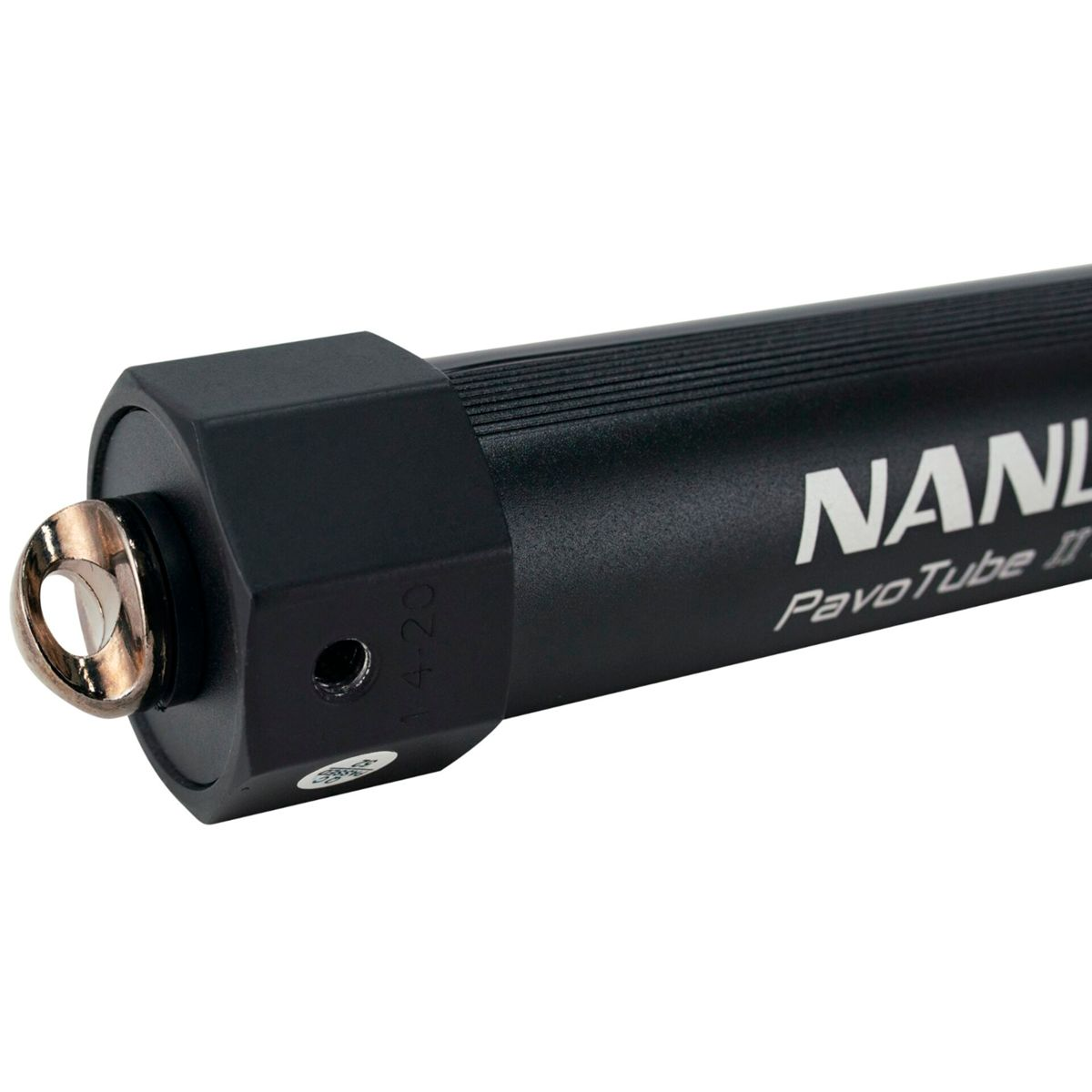 Ein schwarzes zylindrisches Gerät mit einem silbernen Ring und dem Text 'NANLITE'.