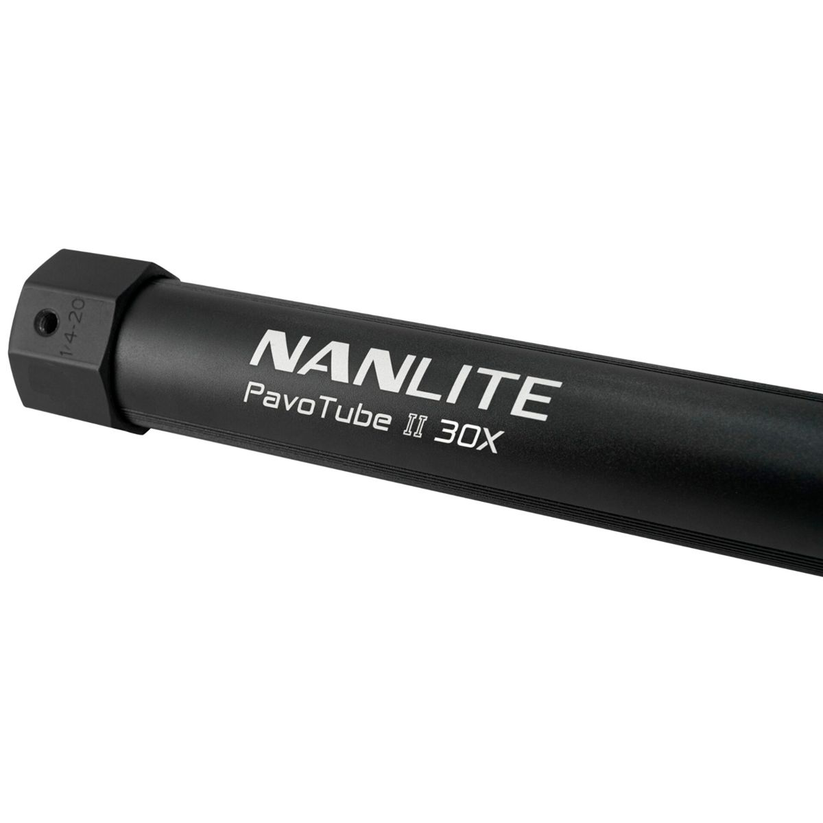 Schwarze zylindrische Lichtröhre mit NANLITE- und PavoTube II 30X-Markierungen.