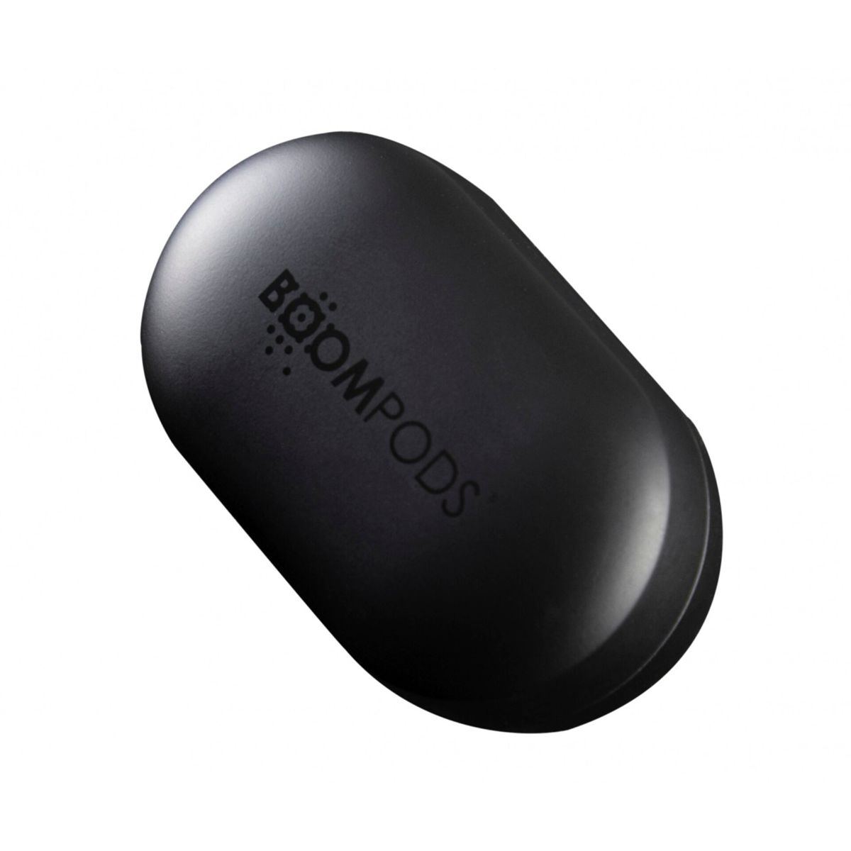 Custodia di ricarica per auricolari nera chiusa, con la parola 'BOOMPODS'. Sfondo bianco.