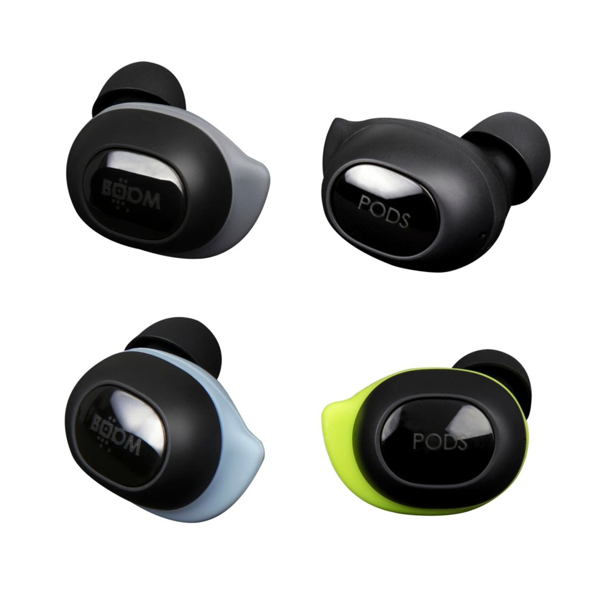 Quattro auricolari di diversi colori, alcuni con 'BOOM' e 'PODS'. Sfondo bianco.