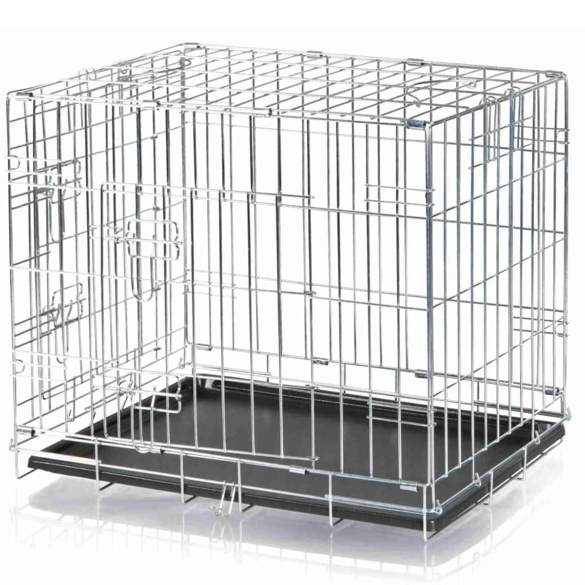 Eine silberne Draht-Hundebox mit einer schwarzen Kunststoffschale, vor weißem Hintergrund.