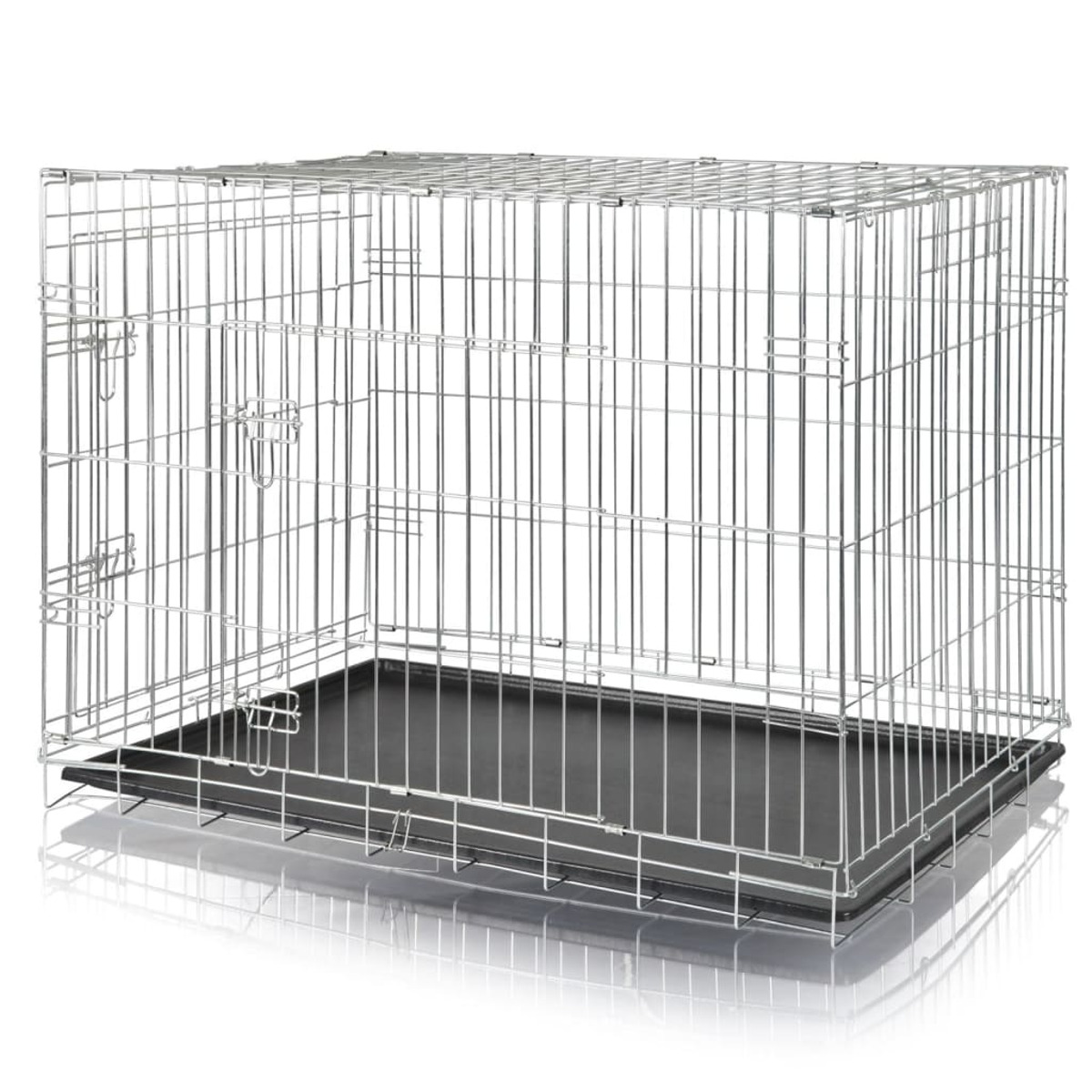 Eine silberne Metall-Hundebox mit einer schwarzen Kunststoffwanne am Boden, auf einer reflektierenden Oberfläche.