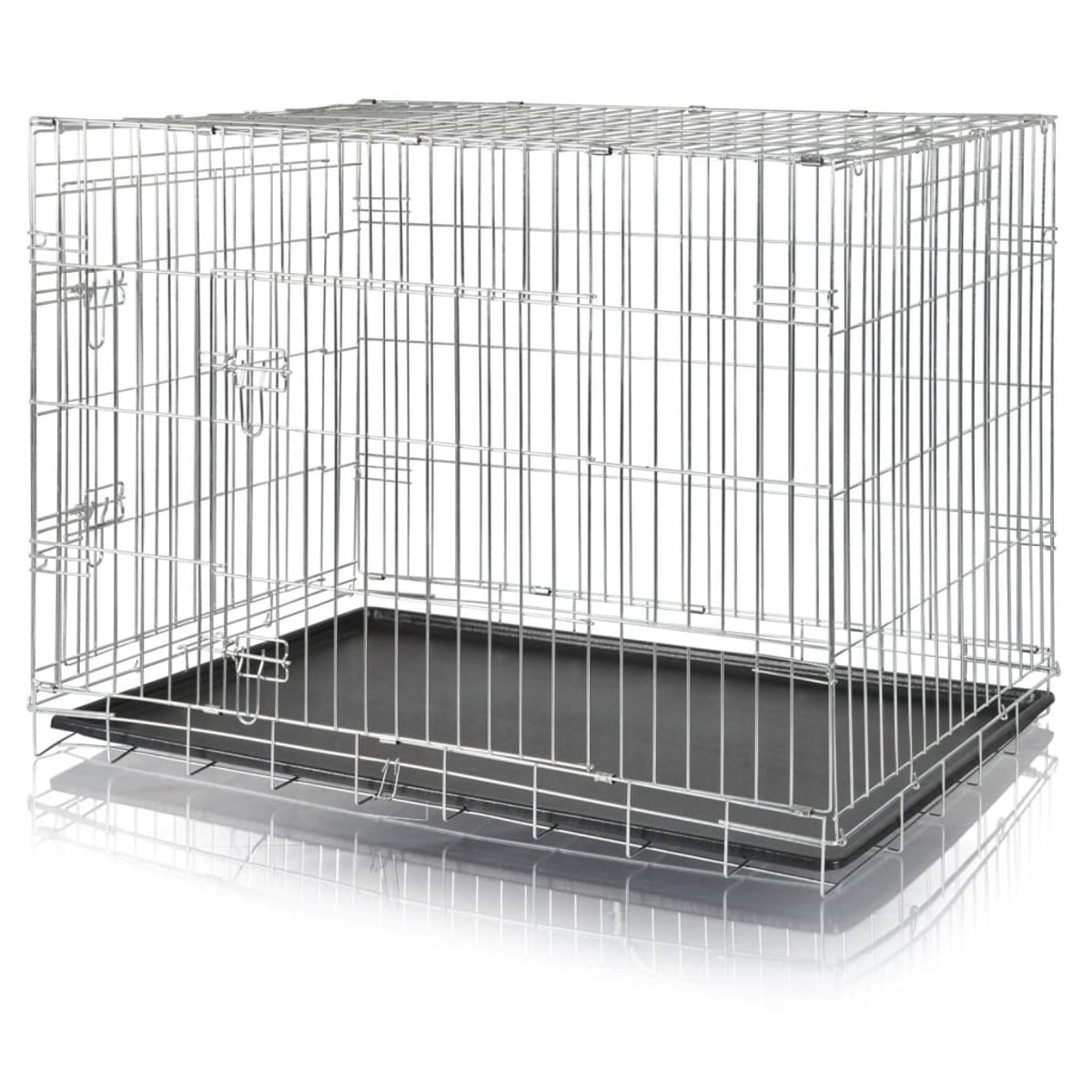Eine silberne Metall-Hundebox mit einer schwarzen Ablage im Inneren, auf weißer Oberfläche mit Reflexion.