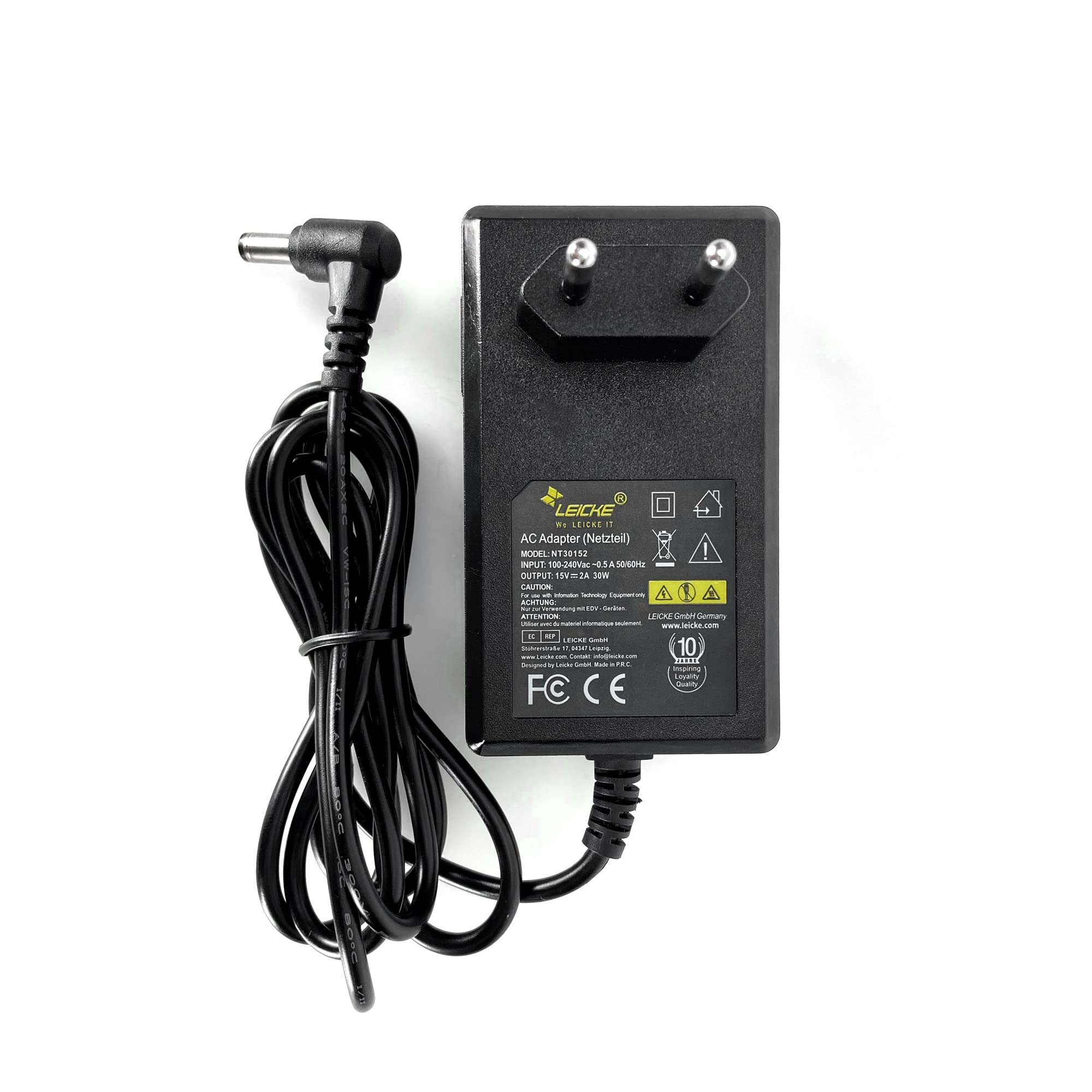 Ein schwarzes AC-Netzteil mit Kabel und Stecker auf weißem Hintergrund.