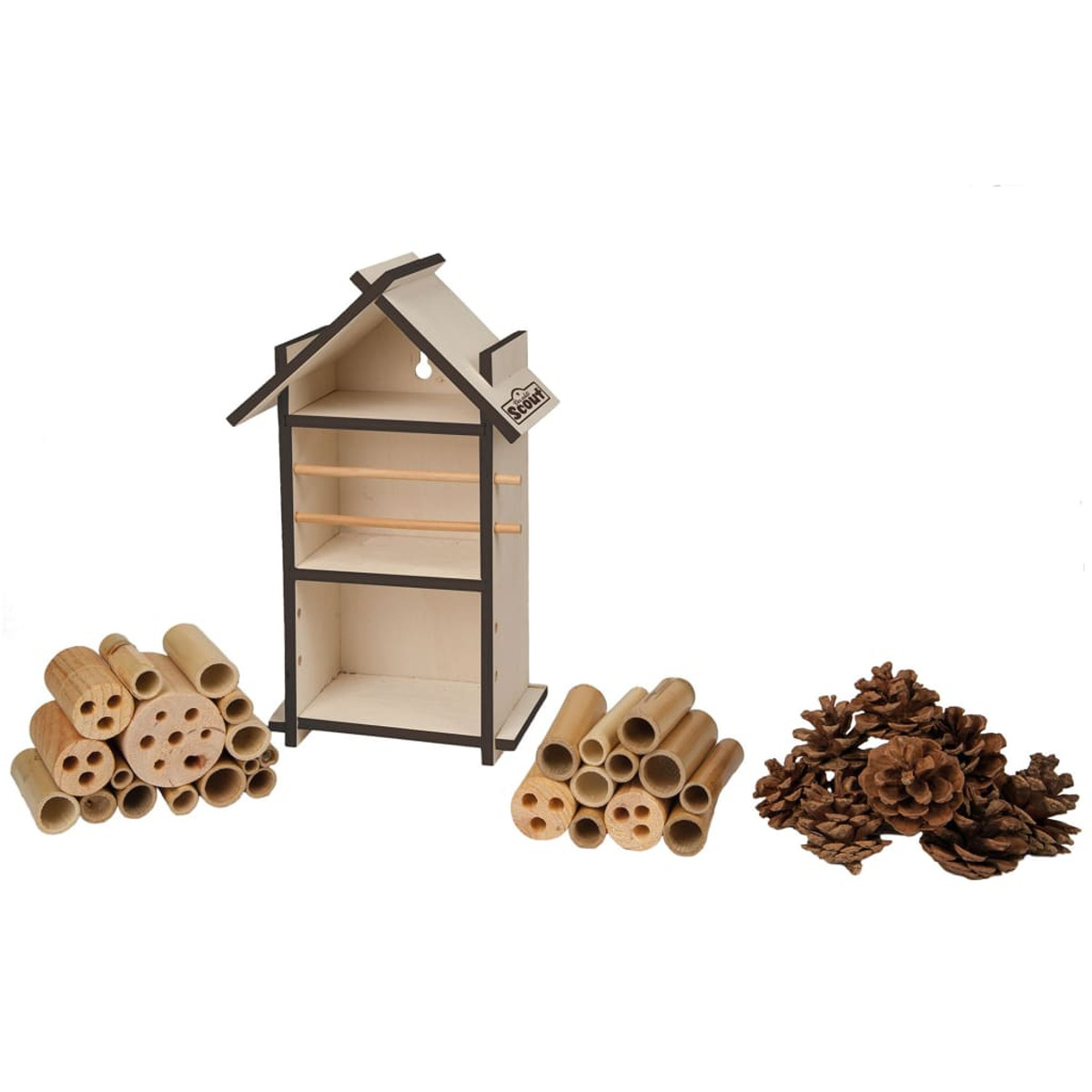 Insektenhotel aus Holz mit Bambusröhren, Tannenzapfen und einer Holzstruktur mit Regalen.