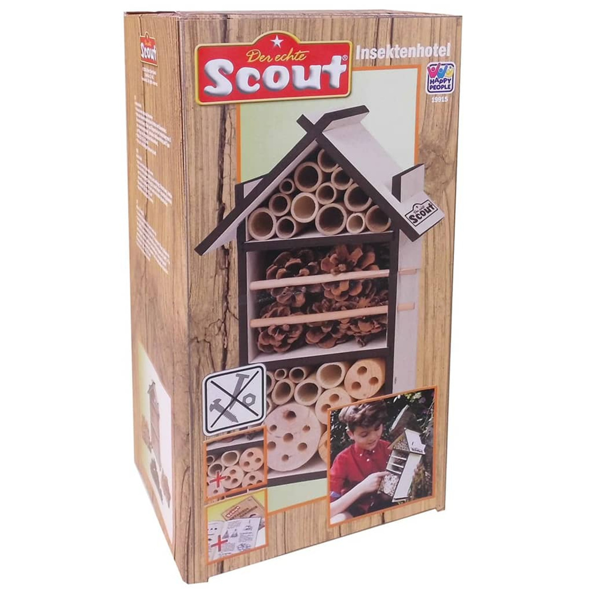 Insektenhotel im Karton mit Holzfassade, mit Fächern gefüllt mit Holzstücken und Tannenzapfen.