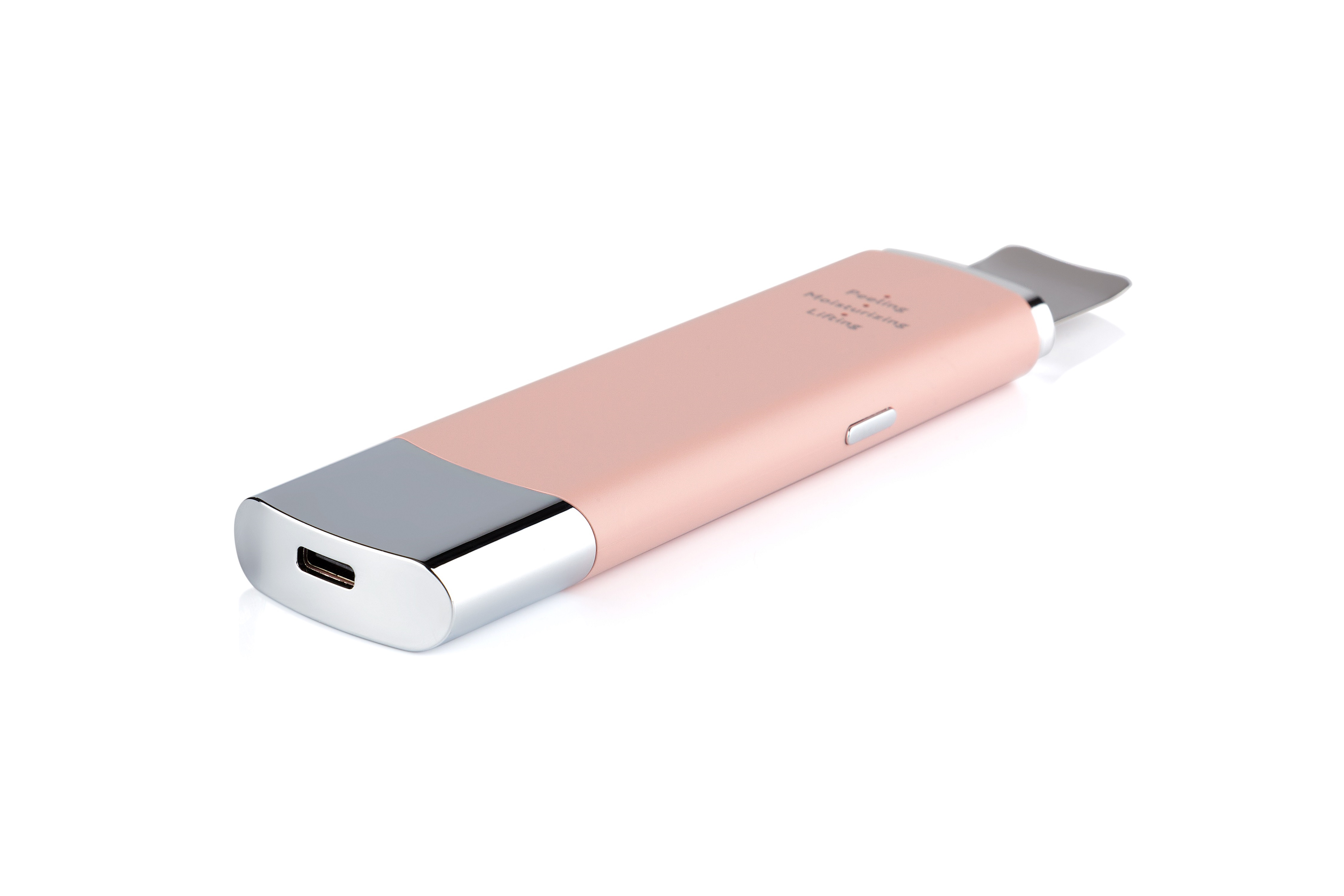 Rosa Gesichtsreinigungsgerät mit silberner Spitze und USB-C-Anschluss, isoliert auf weißer Oberfläche.