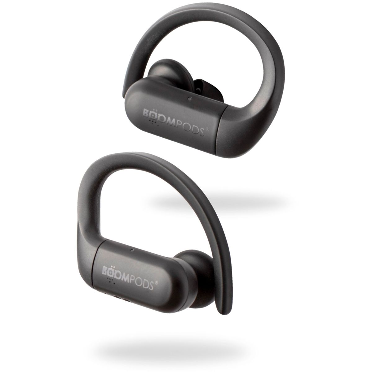 Due auricolari wireless BoomPods neri. Ognuno ha un gancio per l'orecchio e il nome del marchio stampato sul corpo, su sfondo bianco.