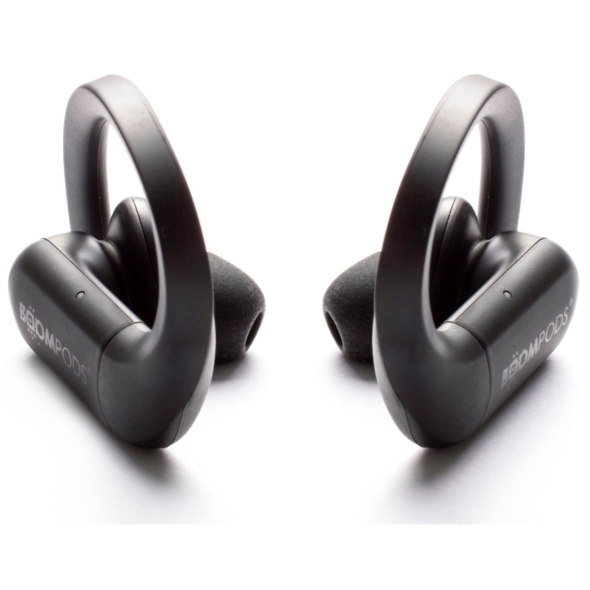 Due auricolari wireless neri Boompods con ganci per le orecchie, su sfondo bianco. Ognuno ha una punta in schiuma.