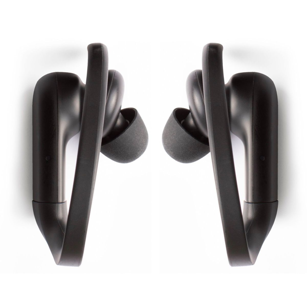 Due auricolari wireless neri su sfondo bianco. Ognuno ha un braccio curvo e un puntale in silicone. Lo sfondo è bianco.
