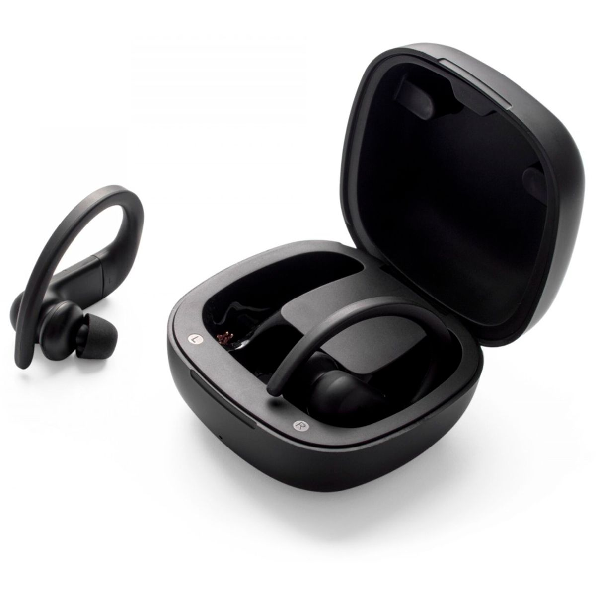 Auricolari wireless neri con custodia di ricarica. Un auricolare è fuori dalla custodia. Entrambi sono su una superficie bianca.