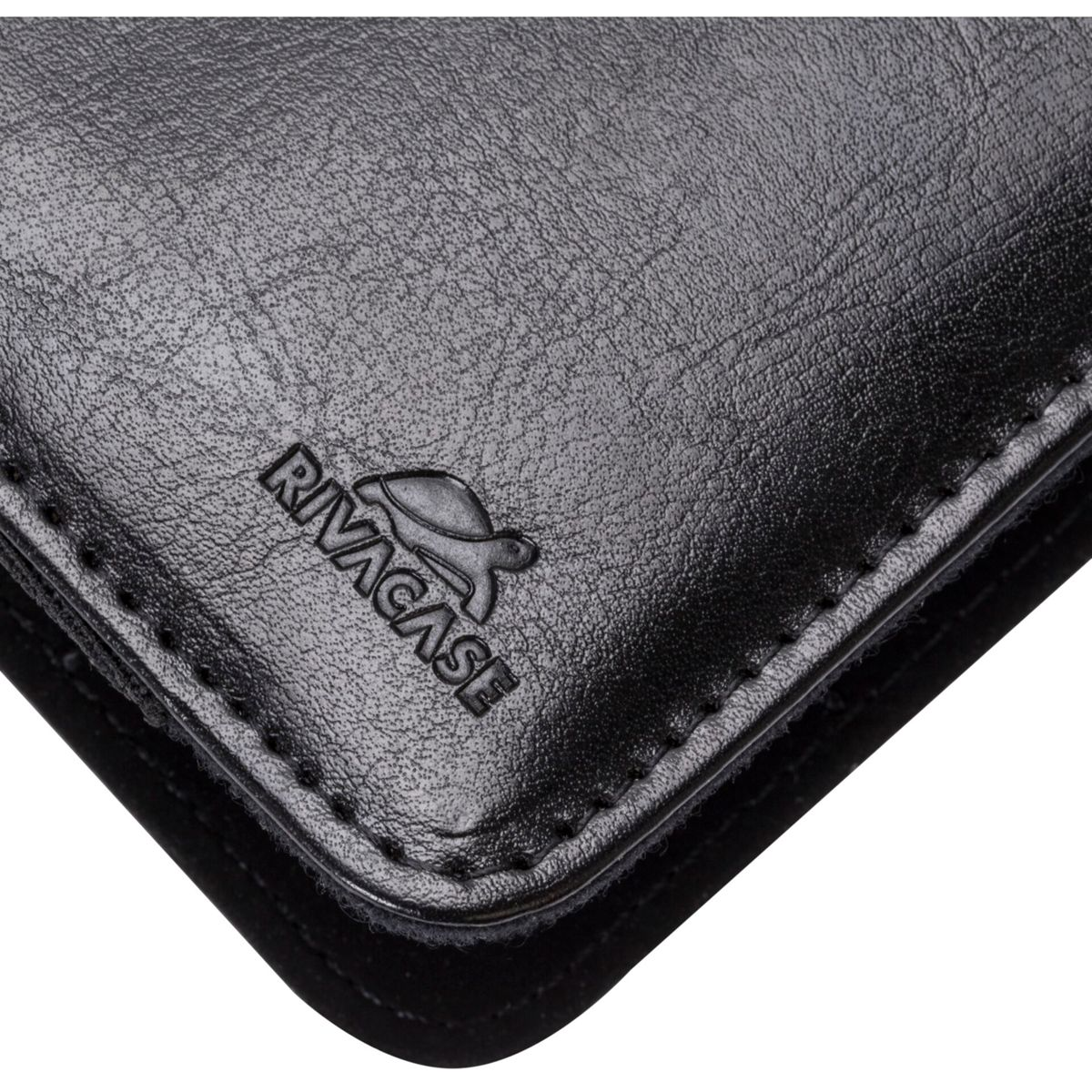 Nahaufnahme einer schwarzen Ledergeldbörse mit geprägtem 'RIVACASE'-Logo und einem Schildkröten-Symbol.
