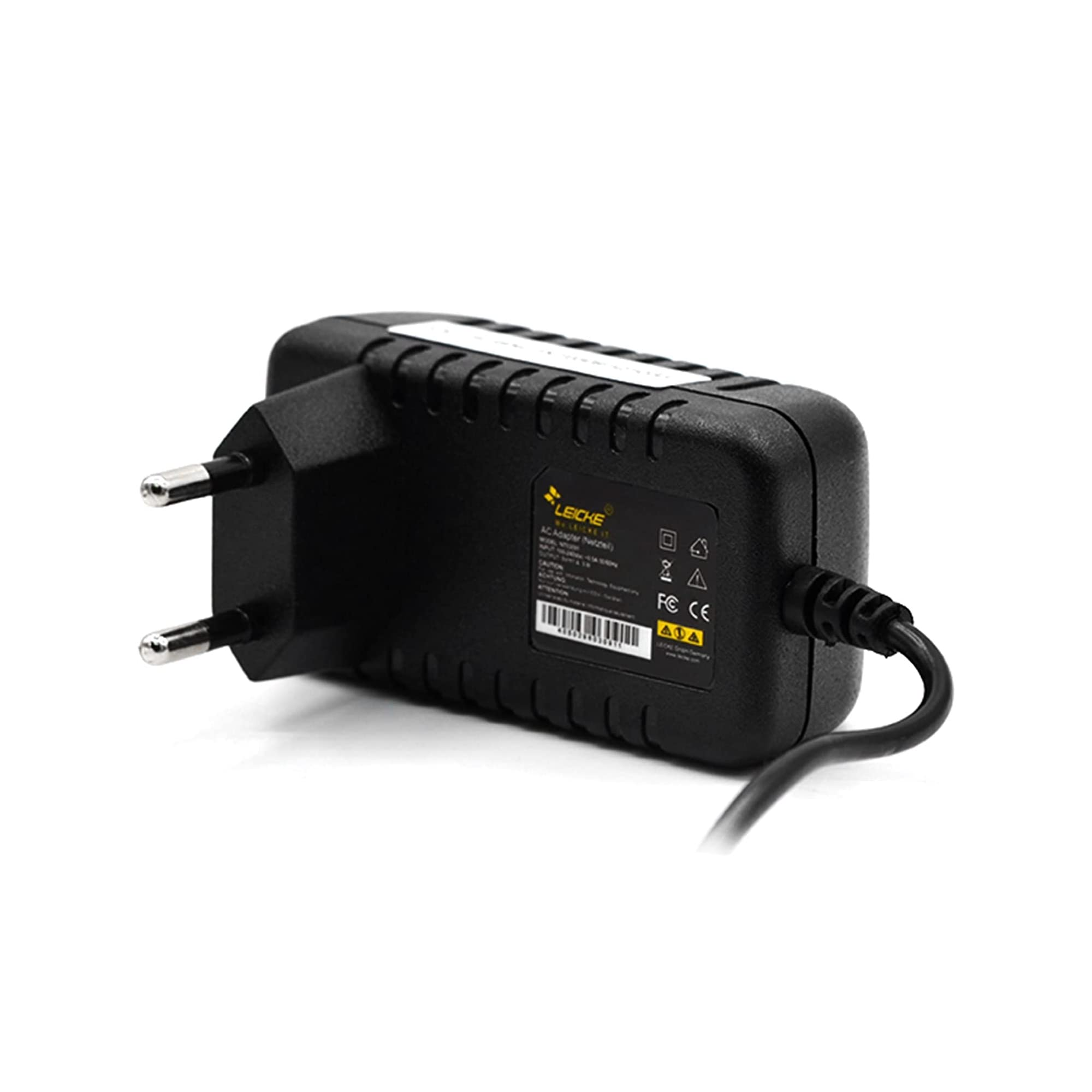 Schwarzer AC-Netzadapter mit zwei Stiften. Nahaufnahme, isoliert auf Weiß.