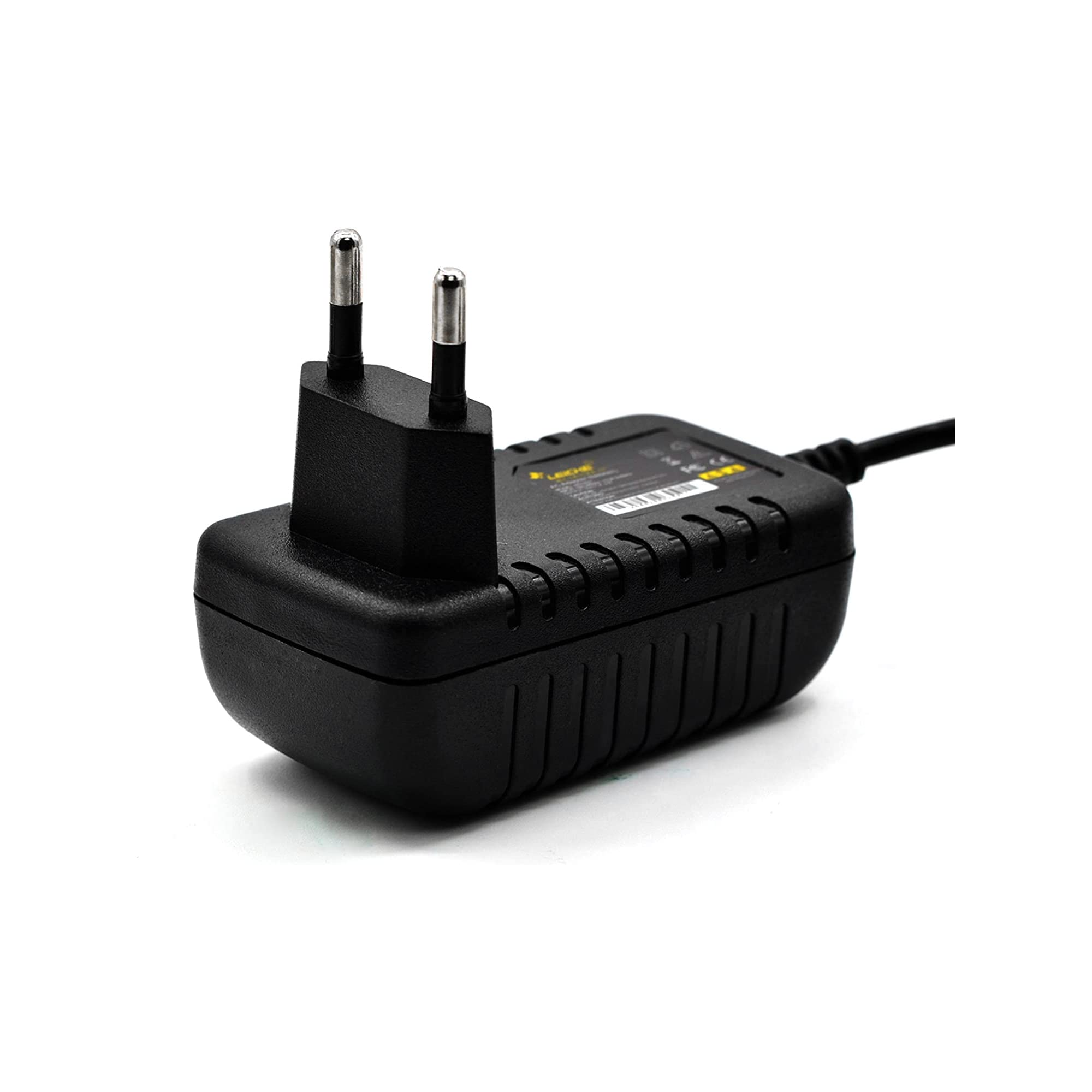 Ein schwarzes Netzteil mit Eurostecker, auf weißem Untergrund.