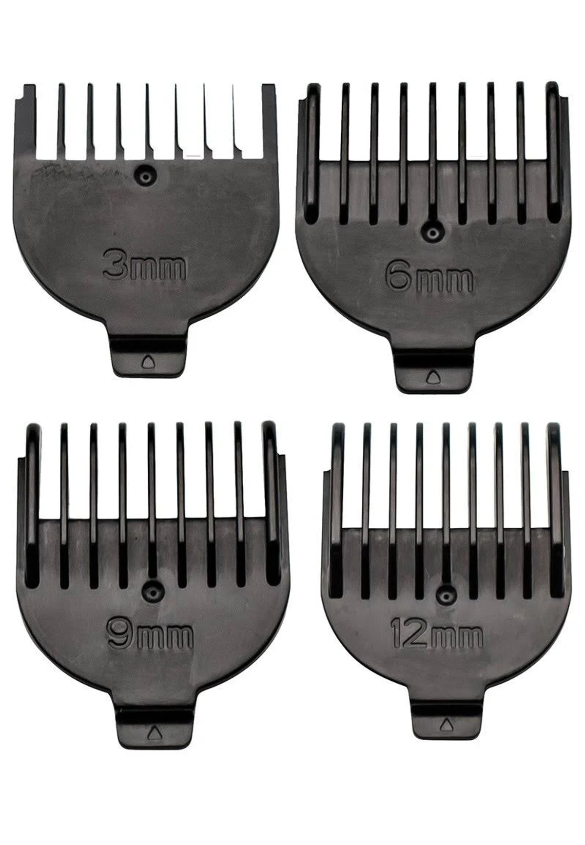 Cztery czarne grzebienie prowadzące do maszynki do włosów z oznaczeniami rozmiarów.