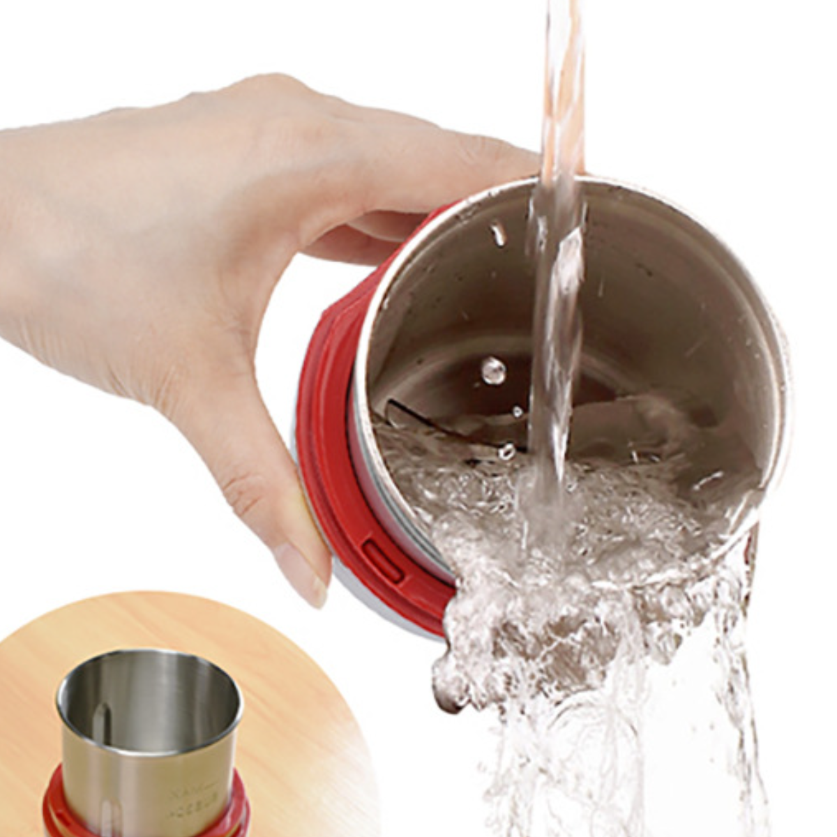 Hand gießt Wasser in einen rot-silbernen Mixer. Eine separate Mixbecher ist ebenfalls sichtbar.