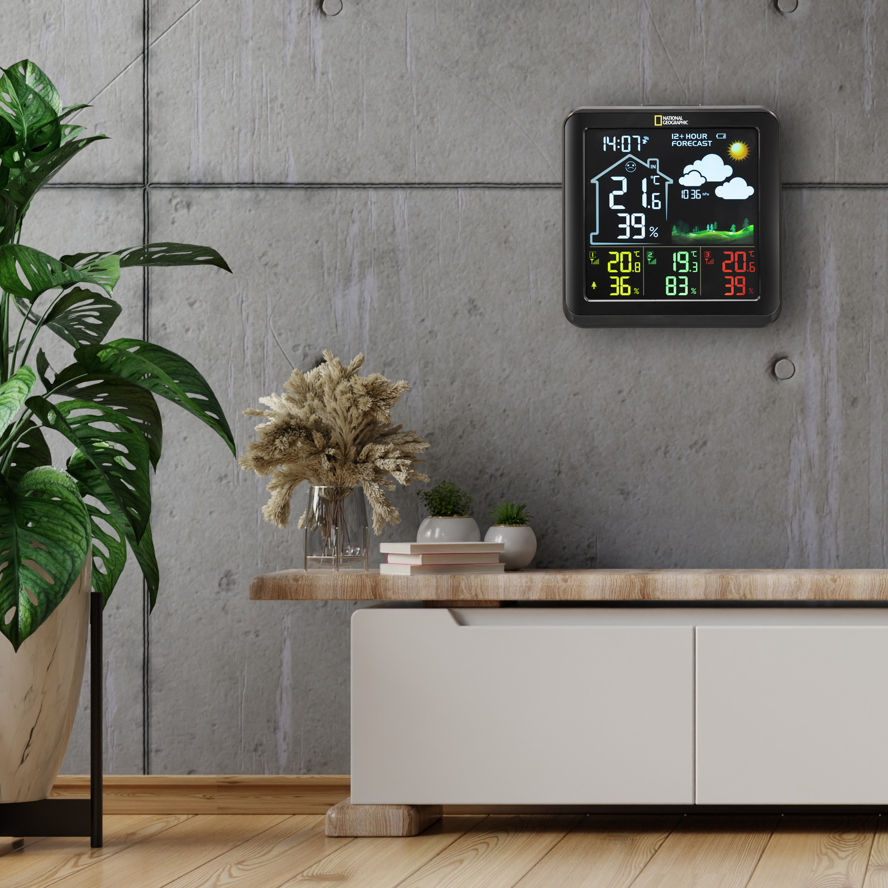 Eine intelligente Wetterstation zeigt Temperatur und Luftfeuchtigkeit an. Sie ist an einer Wand über einem Tisch montiert.