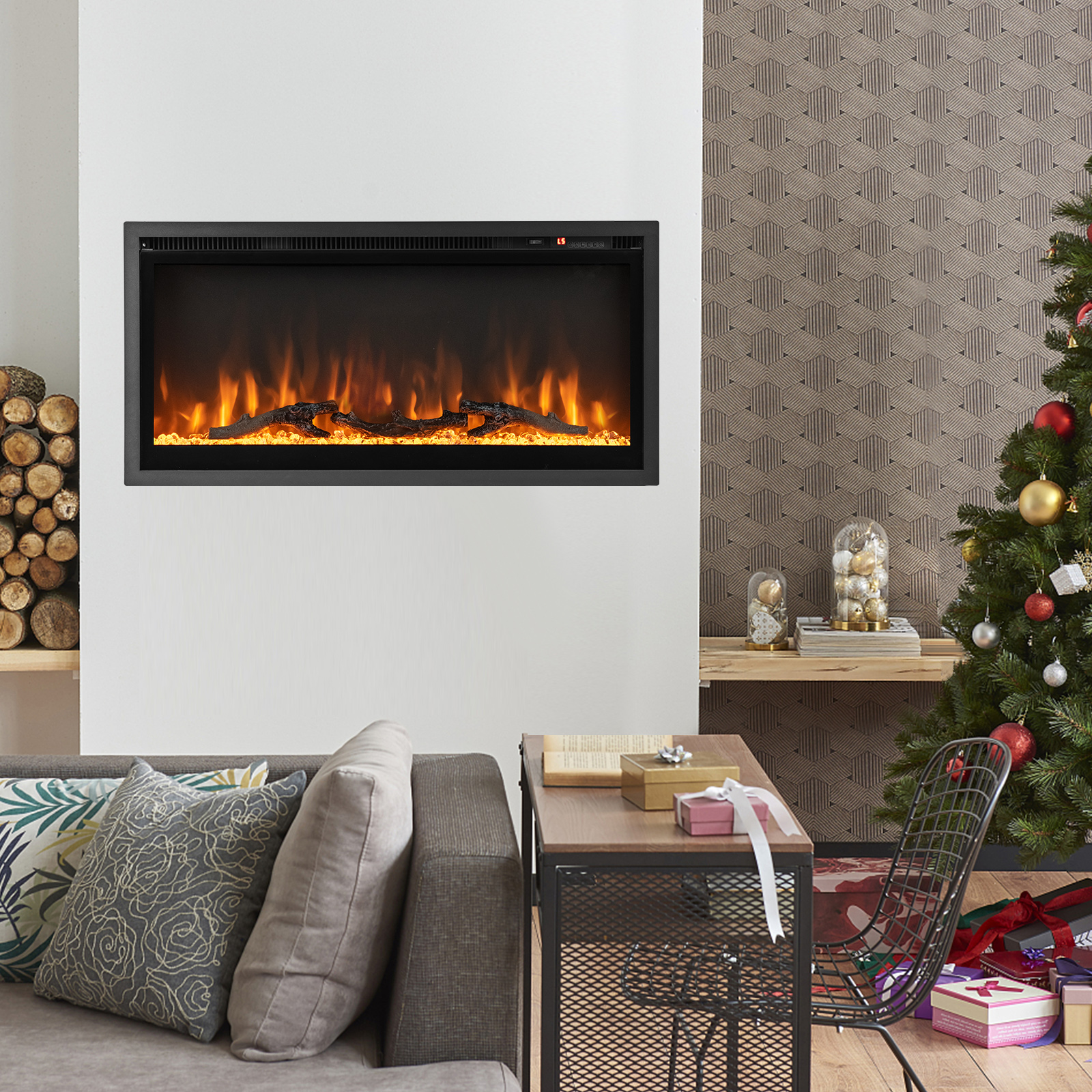 Ein wandmontierter Kamin mit Feuereffekt, ein Weihnachtsbaum, Geschenke und eine Couch.