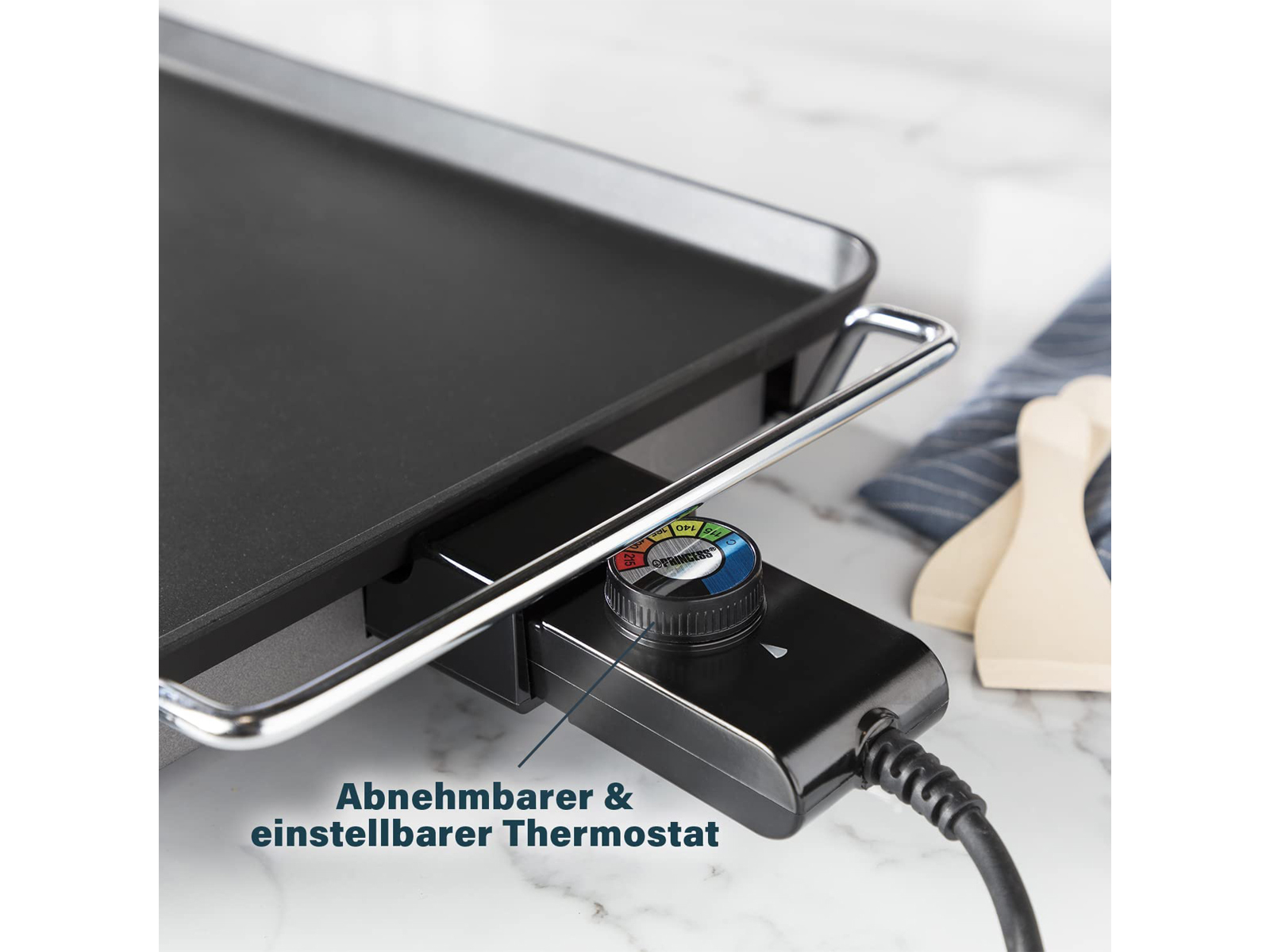 Elektrische Grillplatte mit Temperaturwahl und Holzspateln.