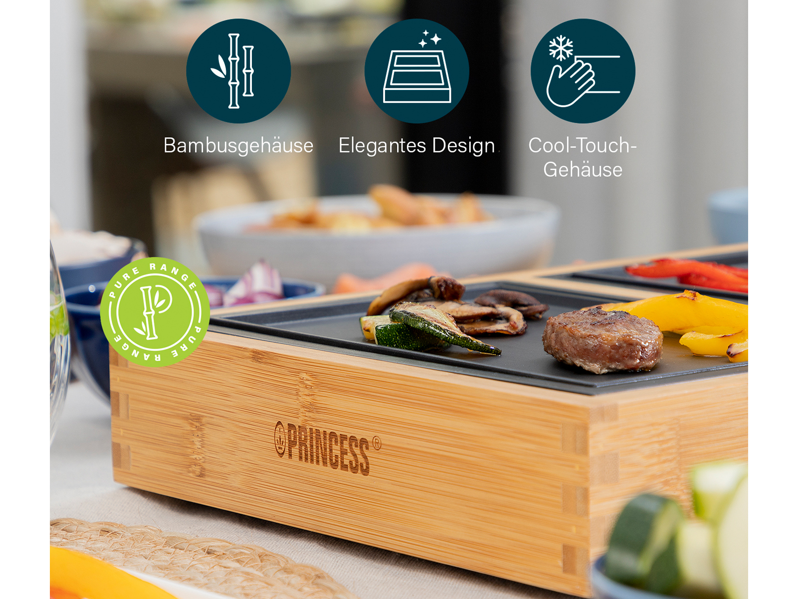 Nahaufnahme eines Bambusgrills mit Essen, Text und Logo.