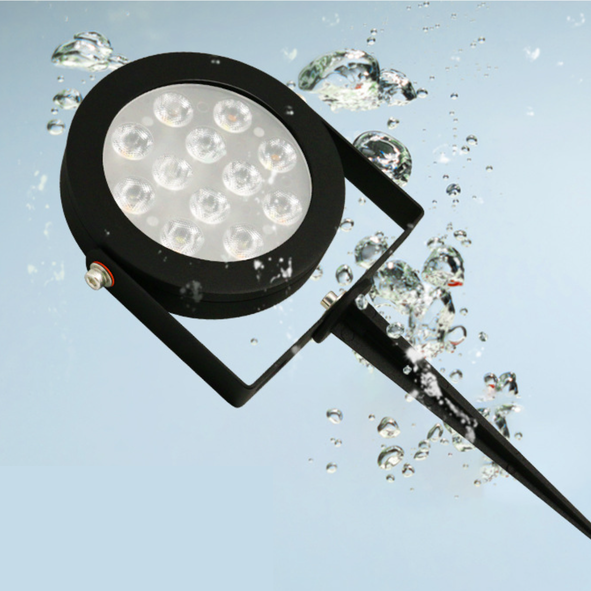 Schwarze LED-Außenleuchte mit rundem Kopf. Sie befindet sich in Wasser mit Blasen.