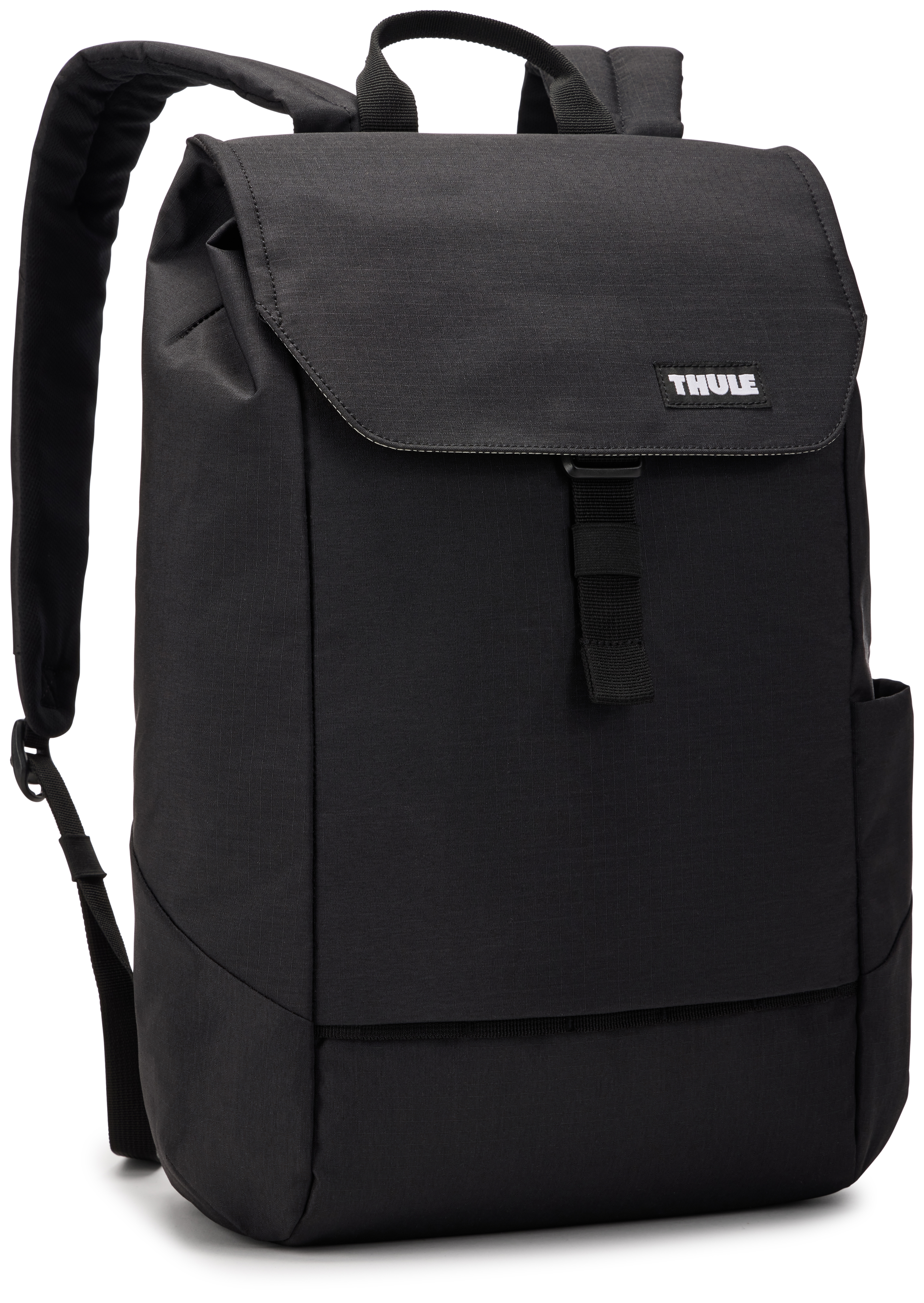 Ein schwarzer Rucksack mit Klappe und Seitentasche. Er hat ein Thule-Logo auf der Vorderseite und schwarze Riemen.