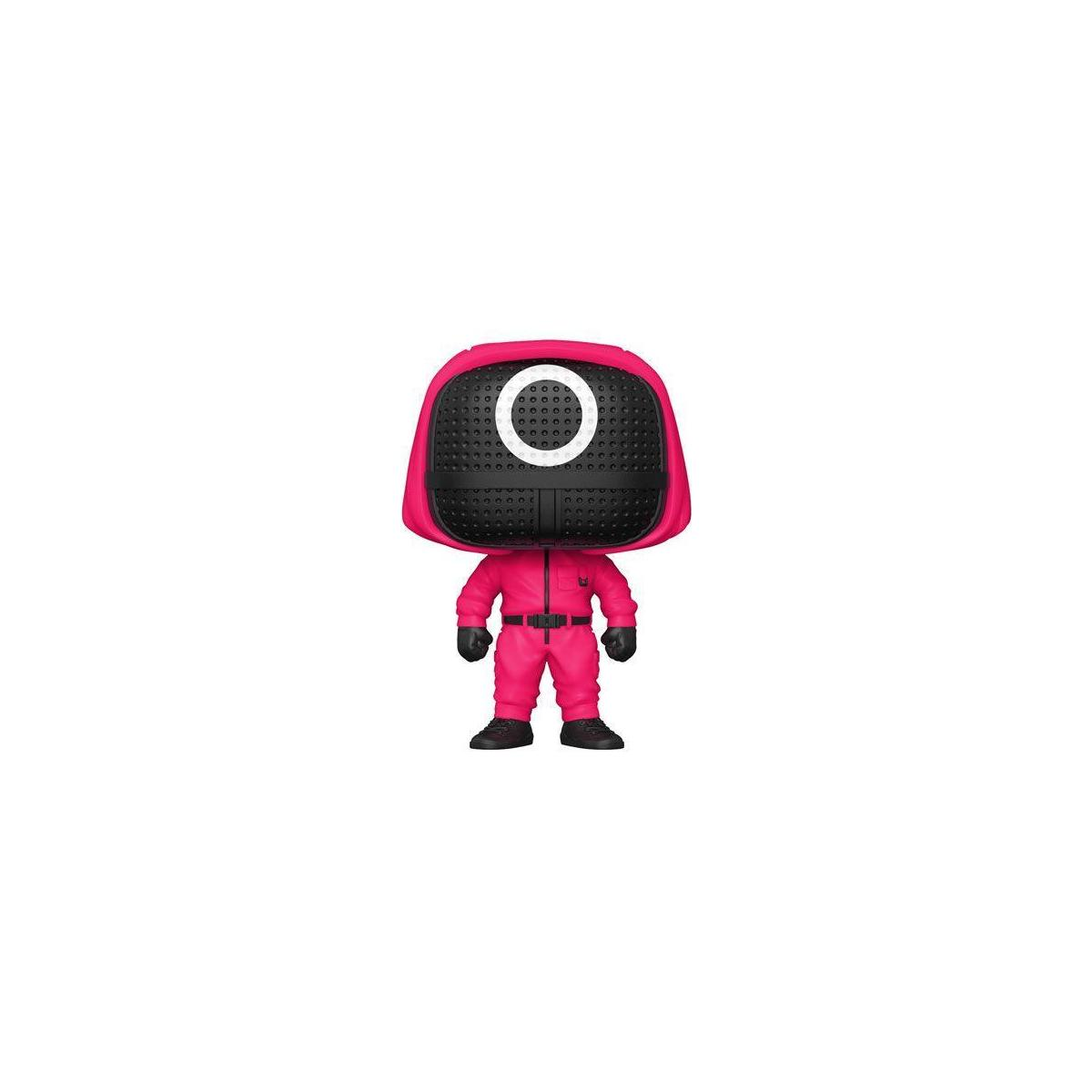 Squid Game Wächterfigur in pinkfarbenem Overall mit Kreismaske, stehend auf weißer Oberfläche.