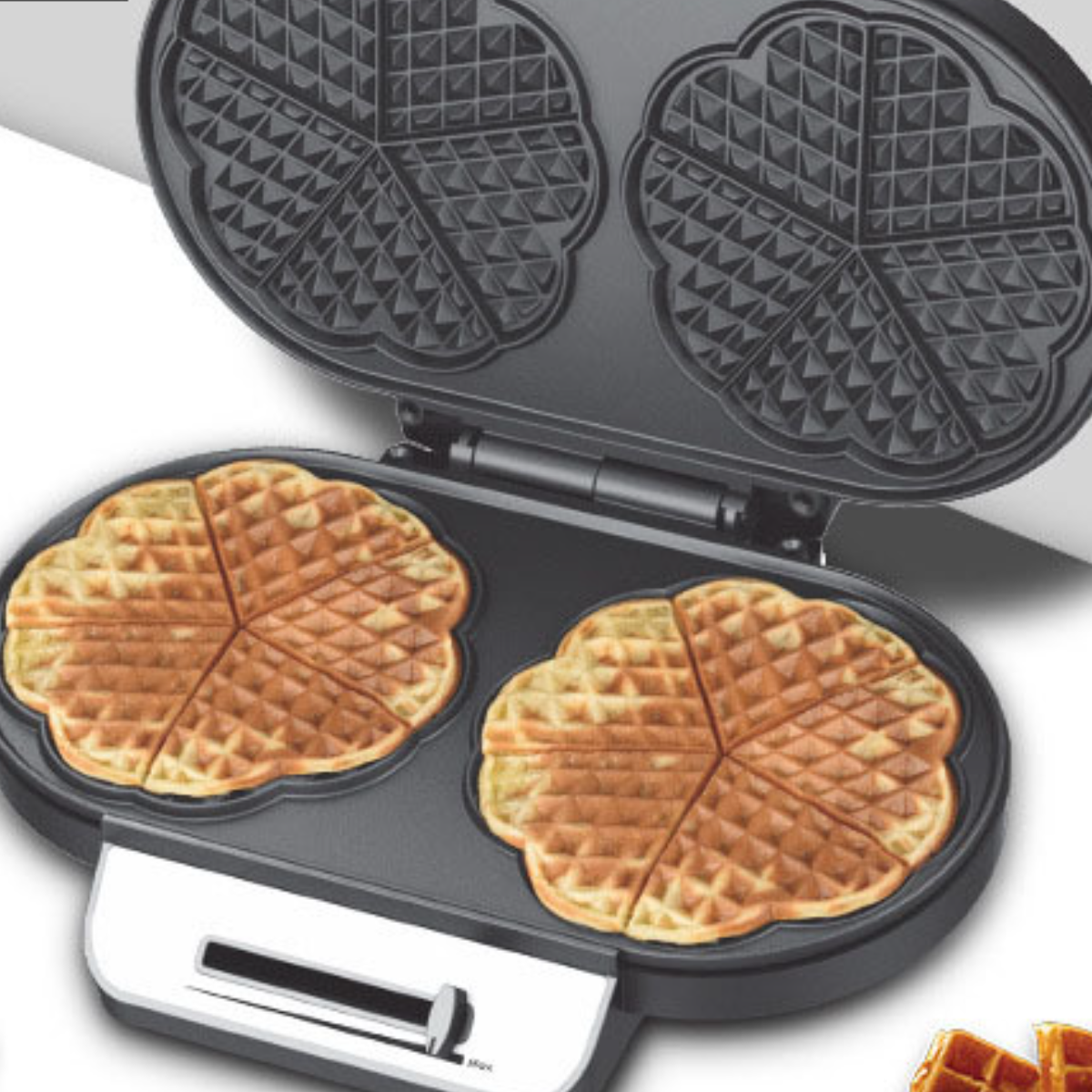 Waffeleisen mit zwei Waffeln. Die Waffeln sind goldbraun und in sechs Abschnitte unterteilt.