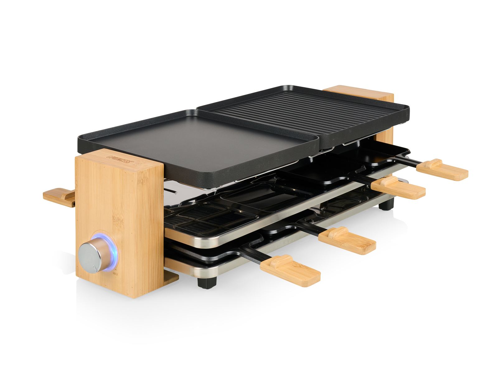 Ein Raclette-Grill mit zwei Kochflächen und Holzgriffen. Auf einer weißen Oberfläche platziert.